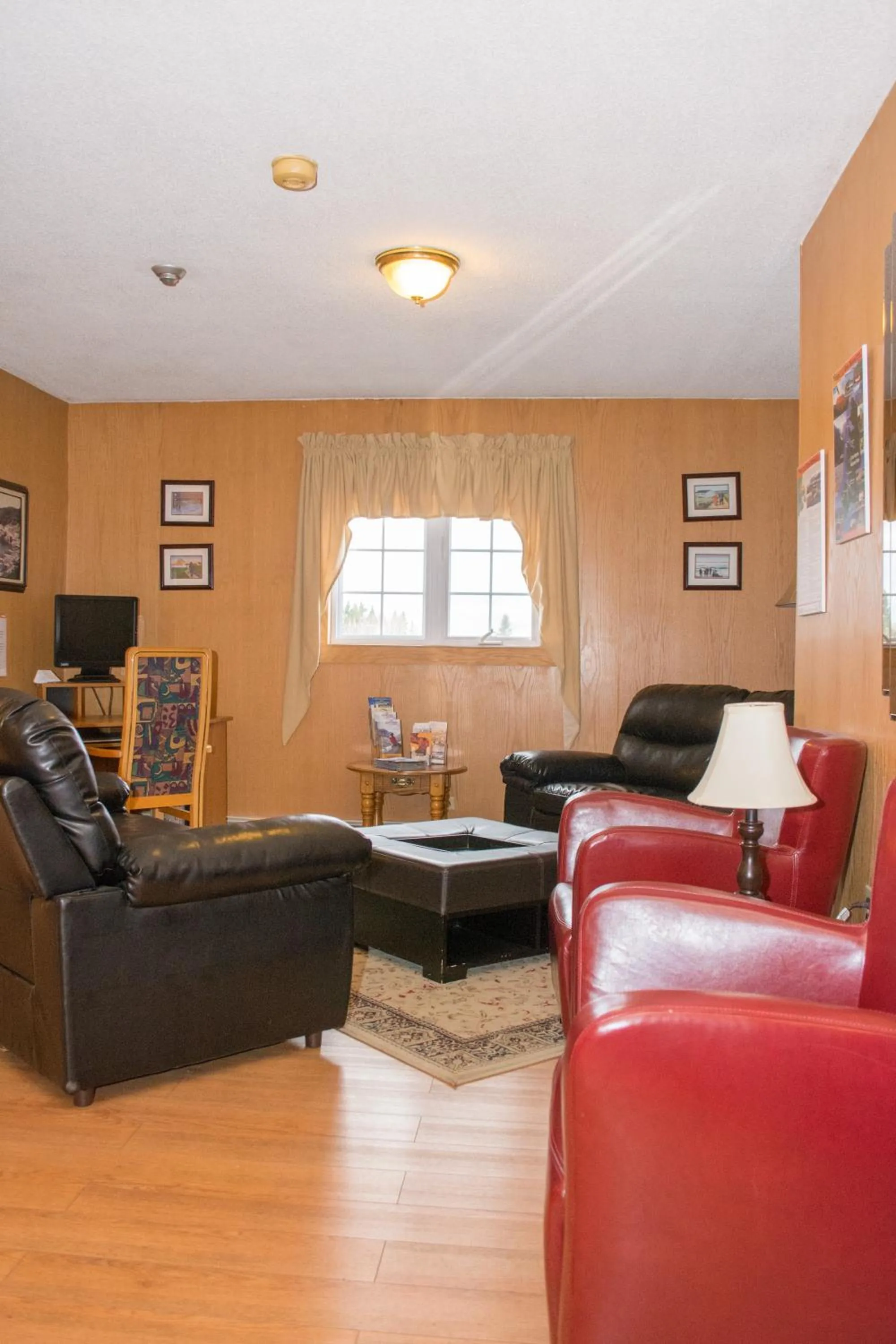 Photo of the whole room in Mayflower Inn