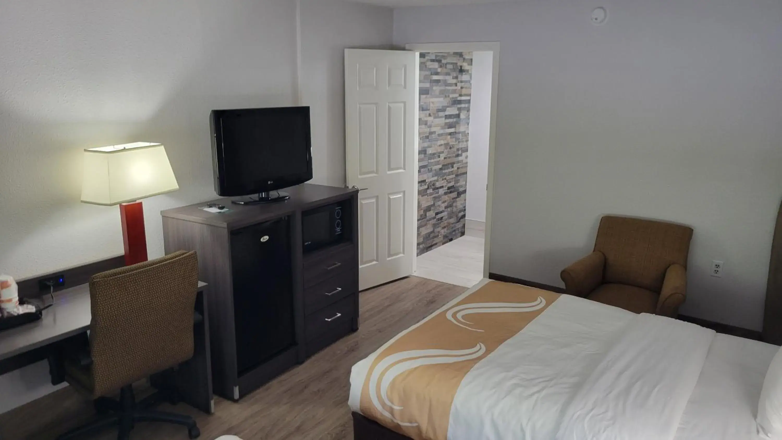 Bed in Quality Inn Forsyth near GA Public Safety Training Center Bed in Quality Inn Forsyth near GA Public Safety Training Center