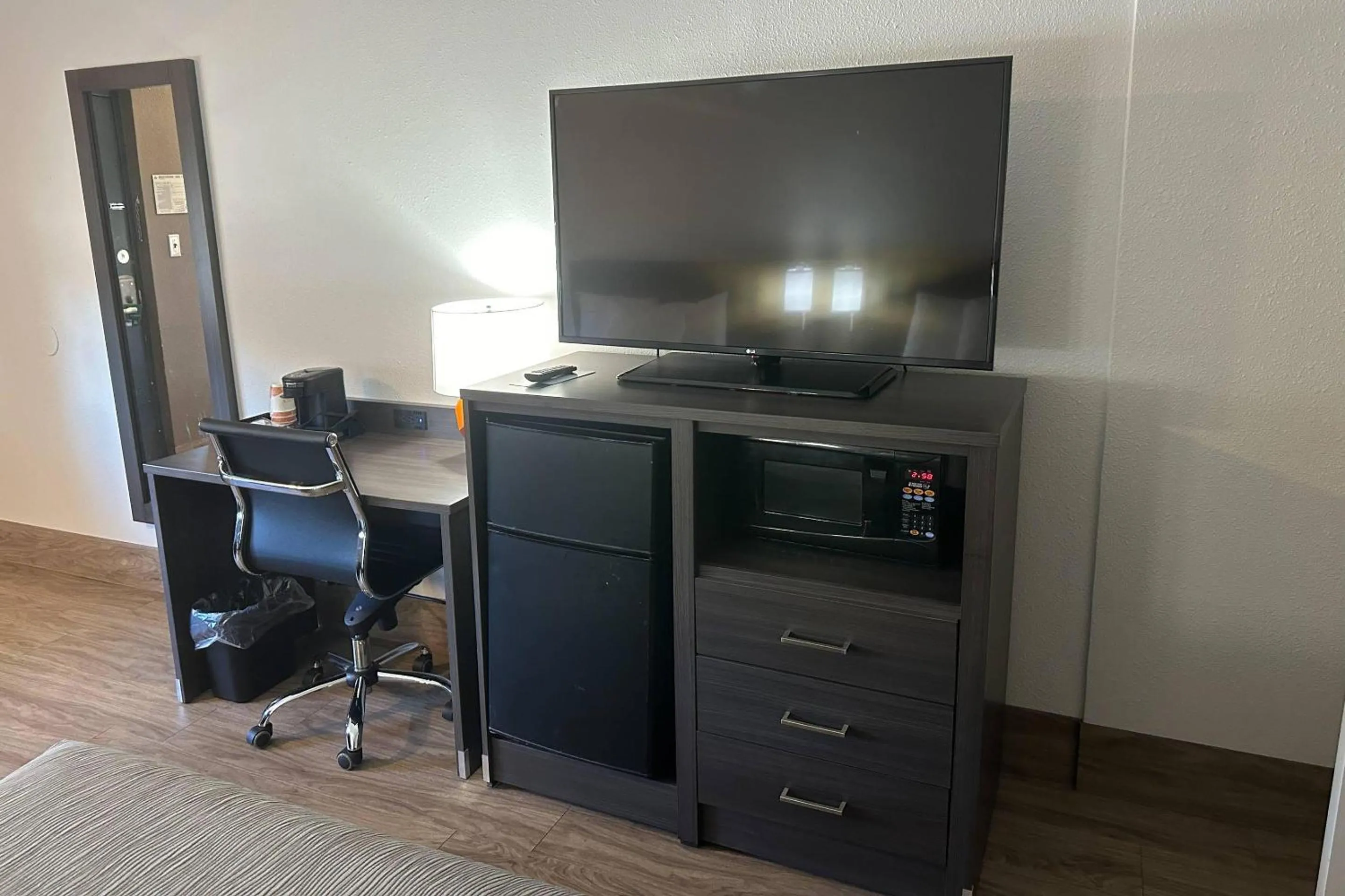 Bedroom in Quality Inn Forsyth near GA Public Safety Training Center