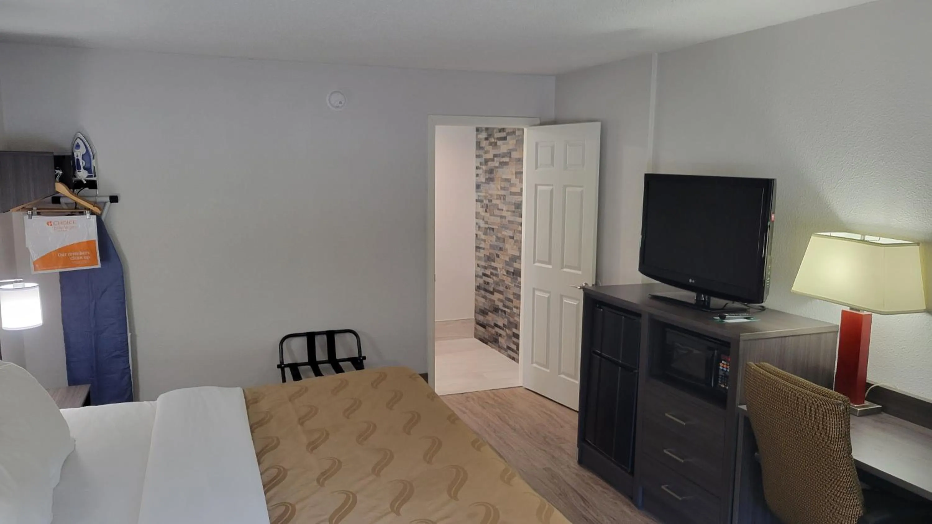 TV and multimedia, Bed in Quality Inn Forsyth near GA Public Safety Training Center