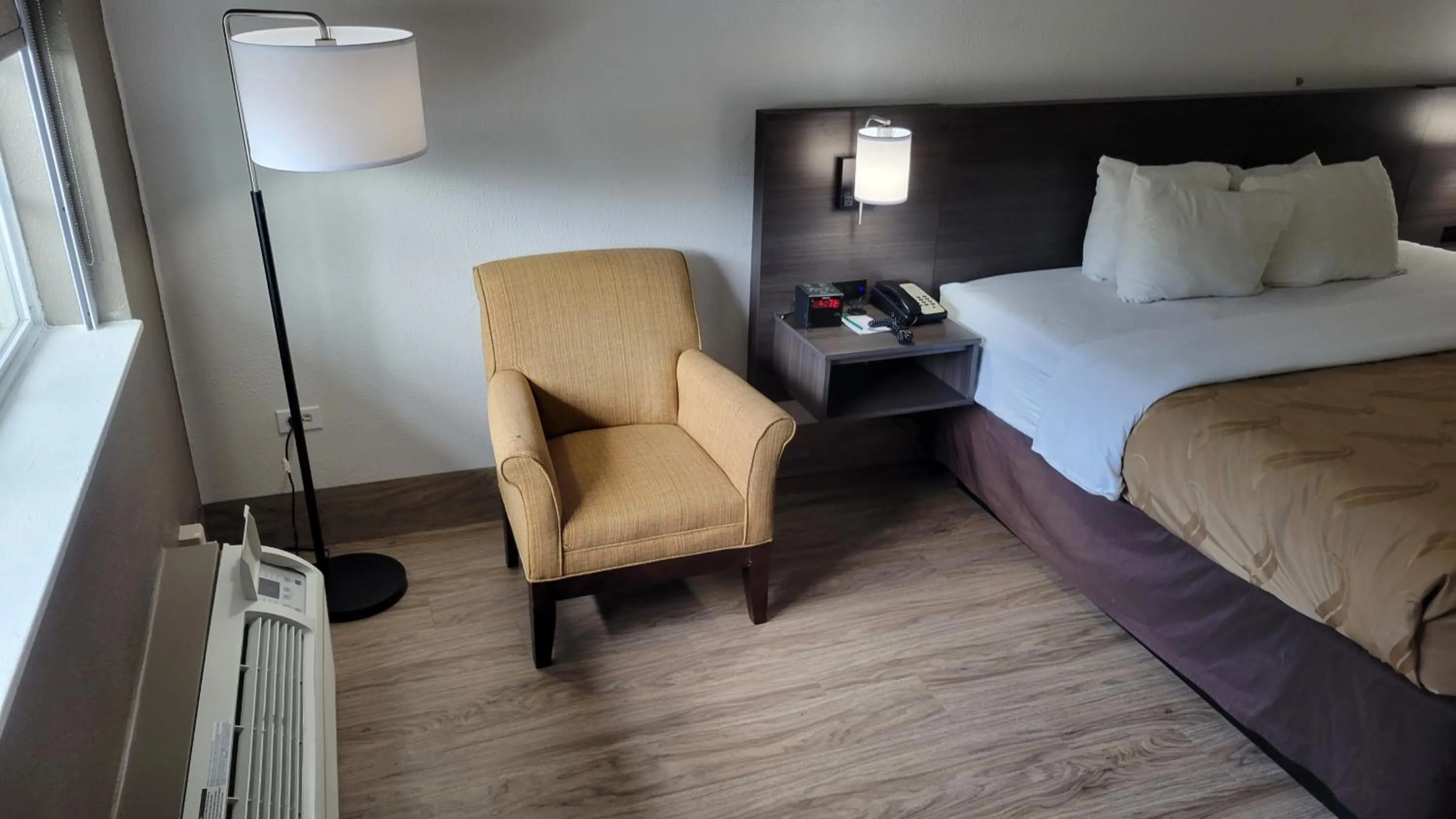 Living room, Bed in Quality Inn Forsyth near GA Public Safety Training Center