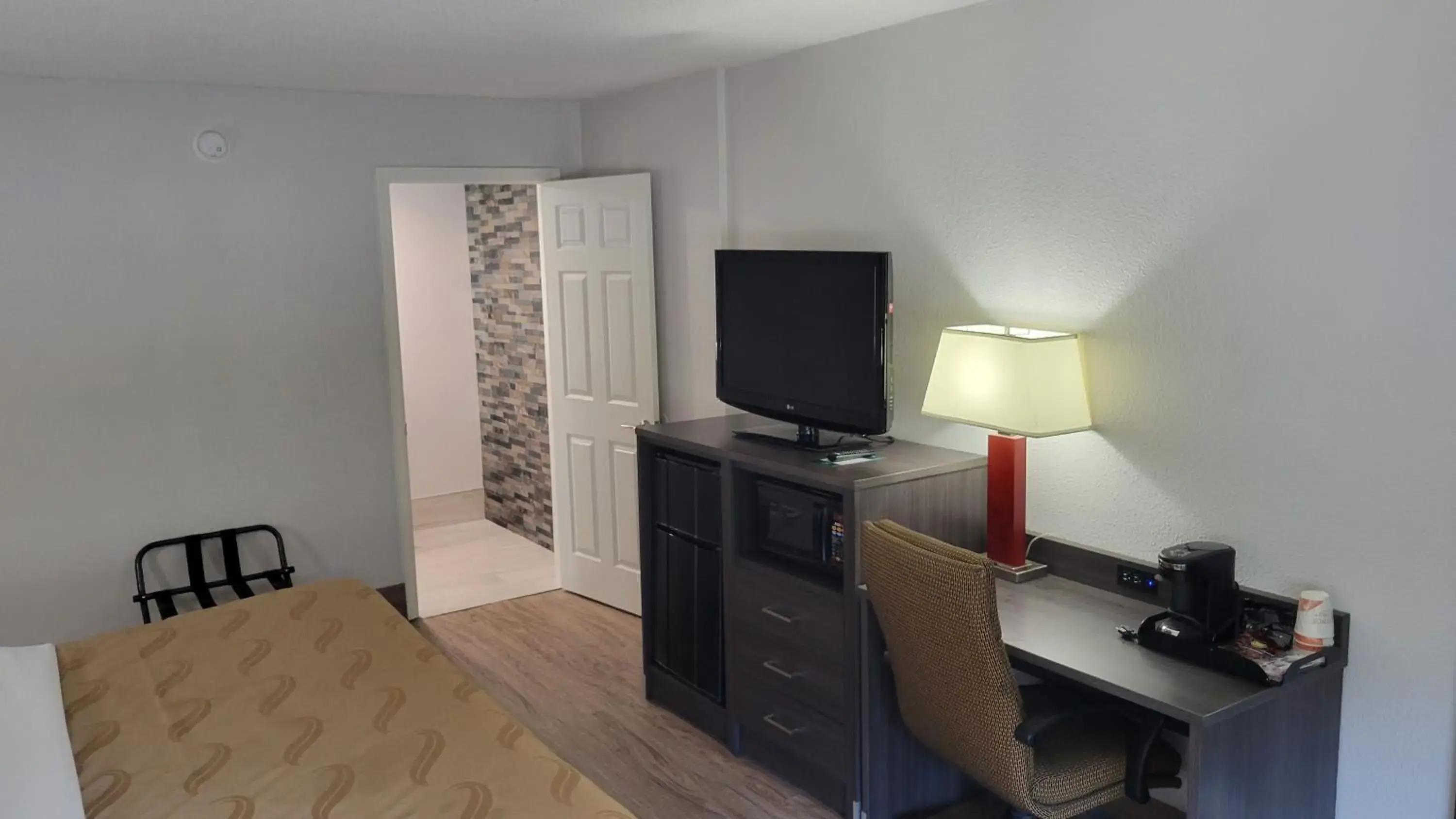 Kitchen or kitchenette in Quality Inn Forsyth near GA Public Safety Training Center Kitchen or kitchenette in Quality Inn Forsyth near GA Public Safety Training Center