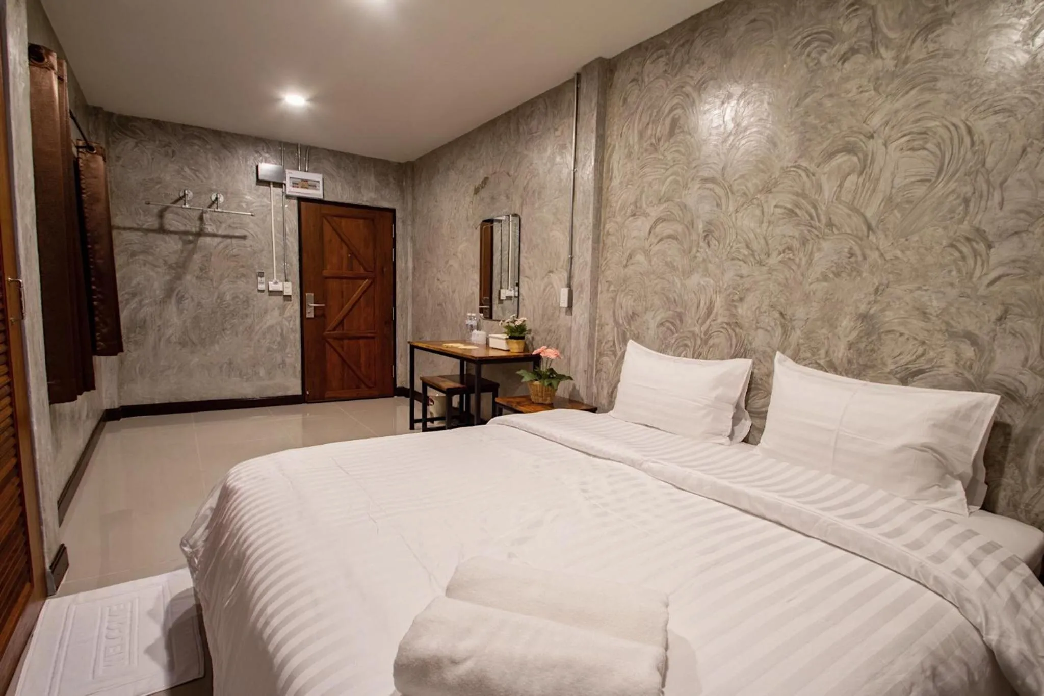 Double Room with Private Bathroom in Momento House