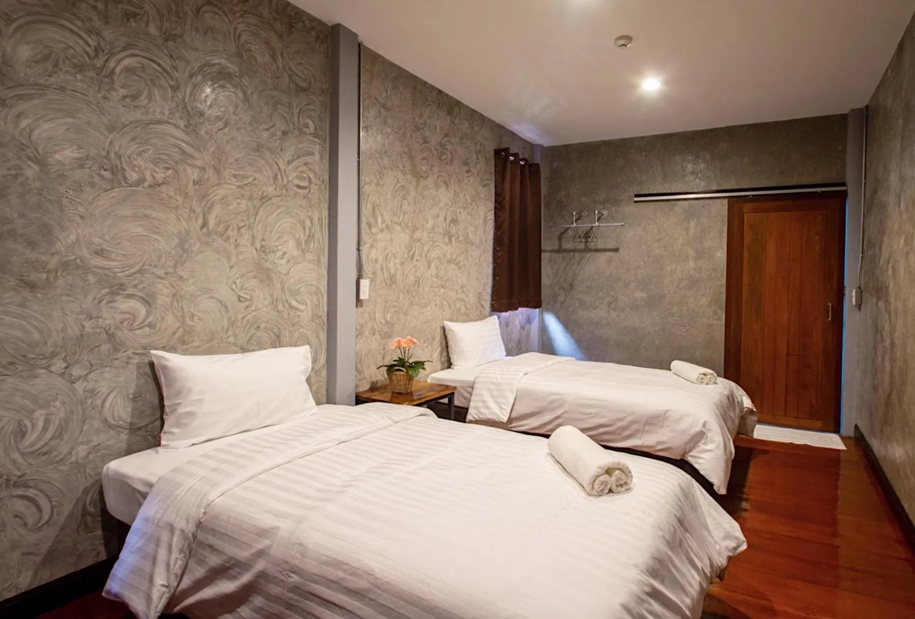 Twin Room with Private Bathroom in Momento House