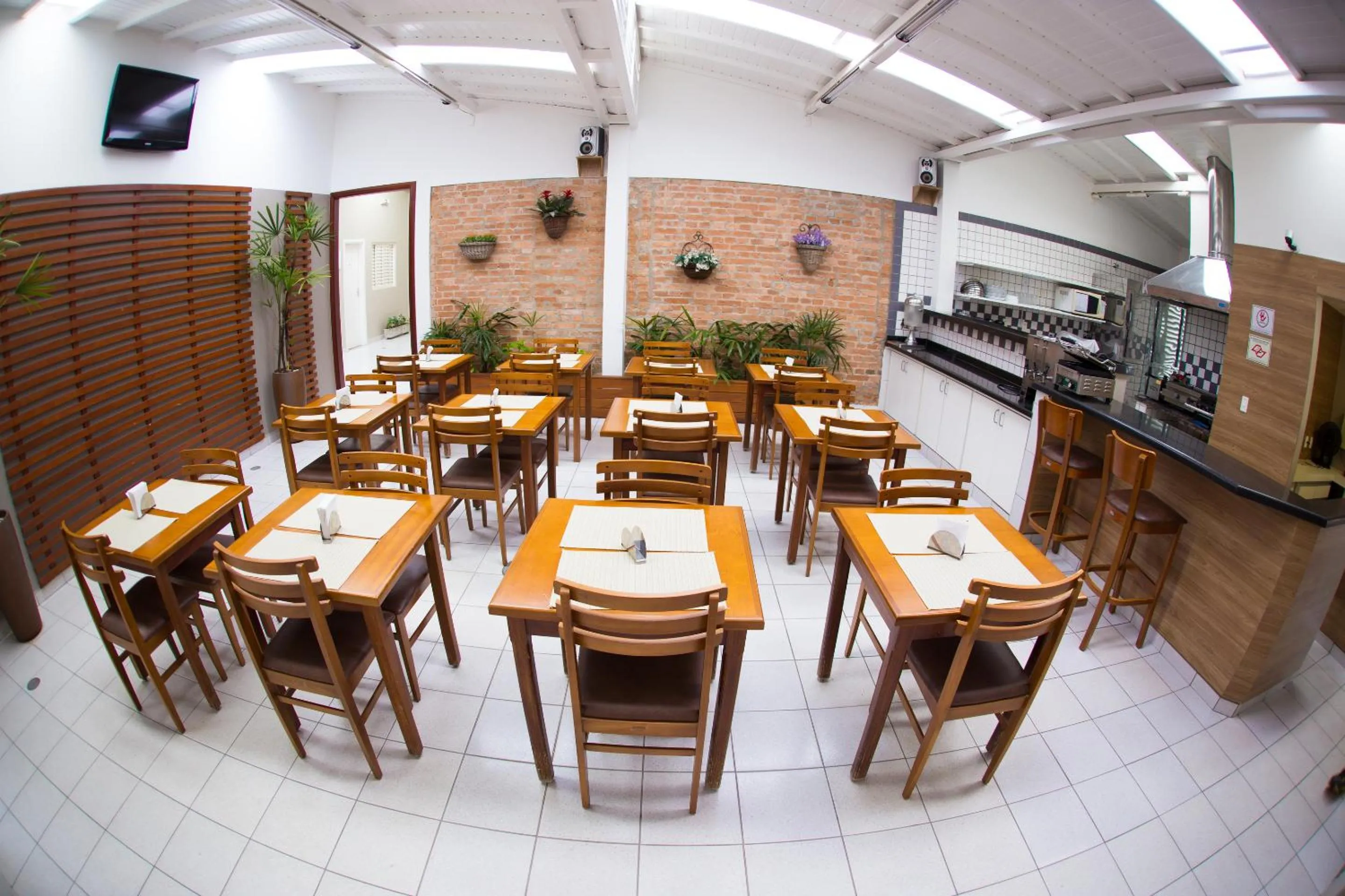 Restaurant/places to eat in Hotel Esplanada