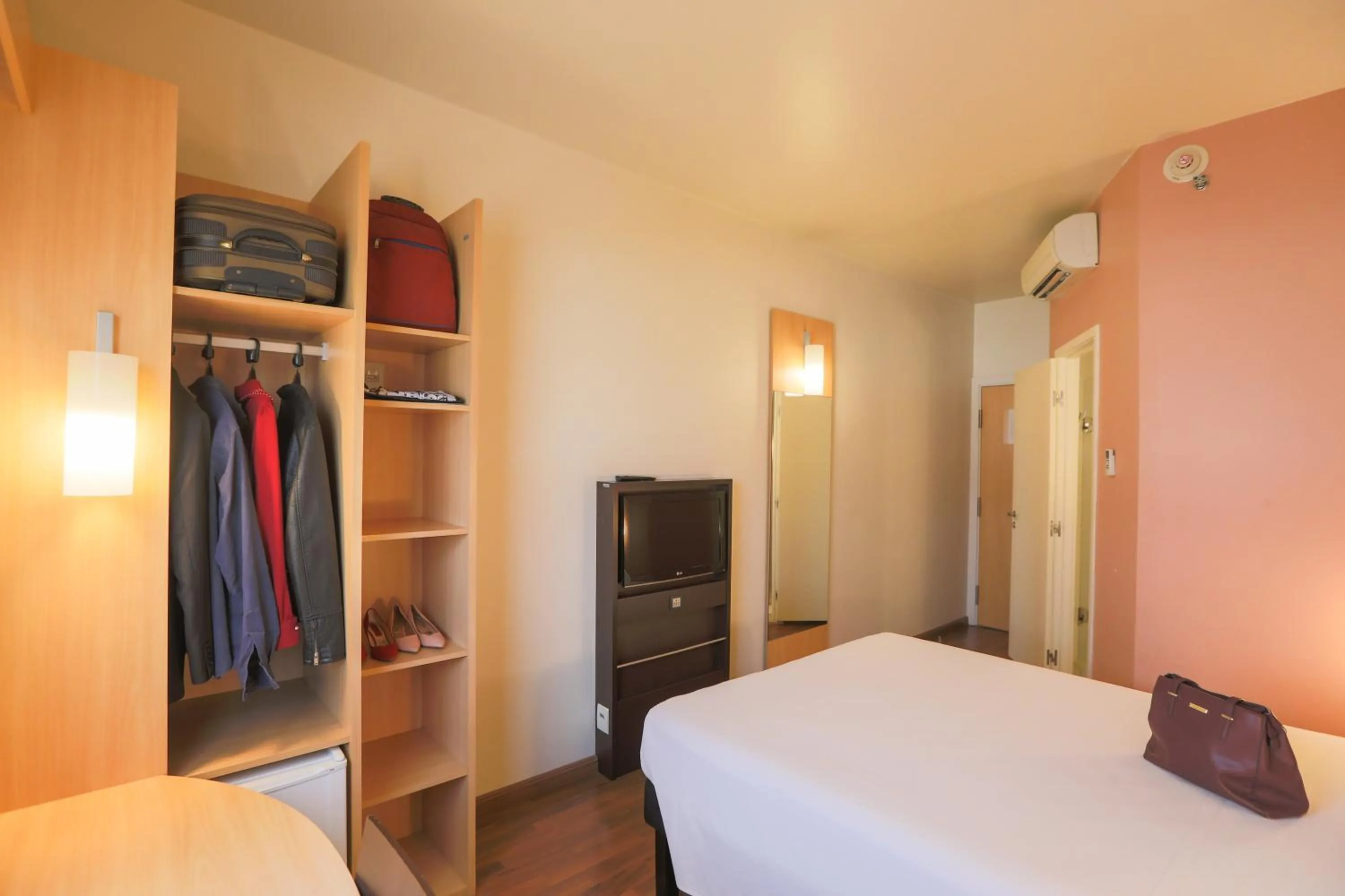 Photo of the whole room, Bed in ibis Montes Claros Shopping