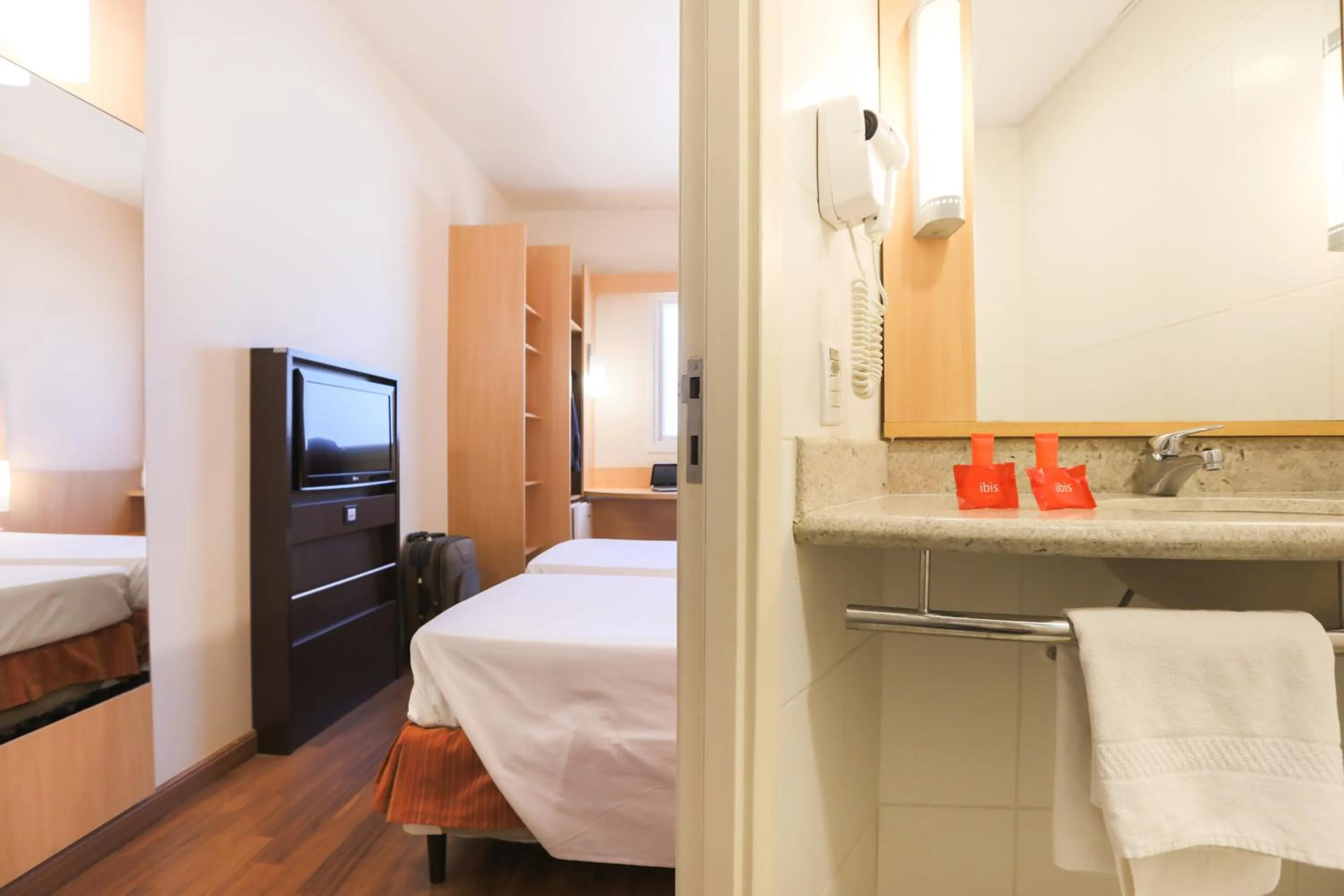 Bathroom, Bed in ibis Montes Claros Shopping