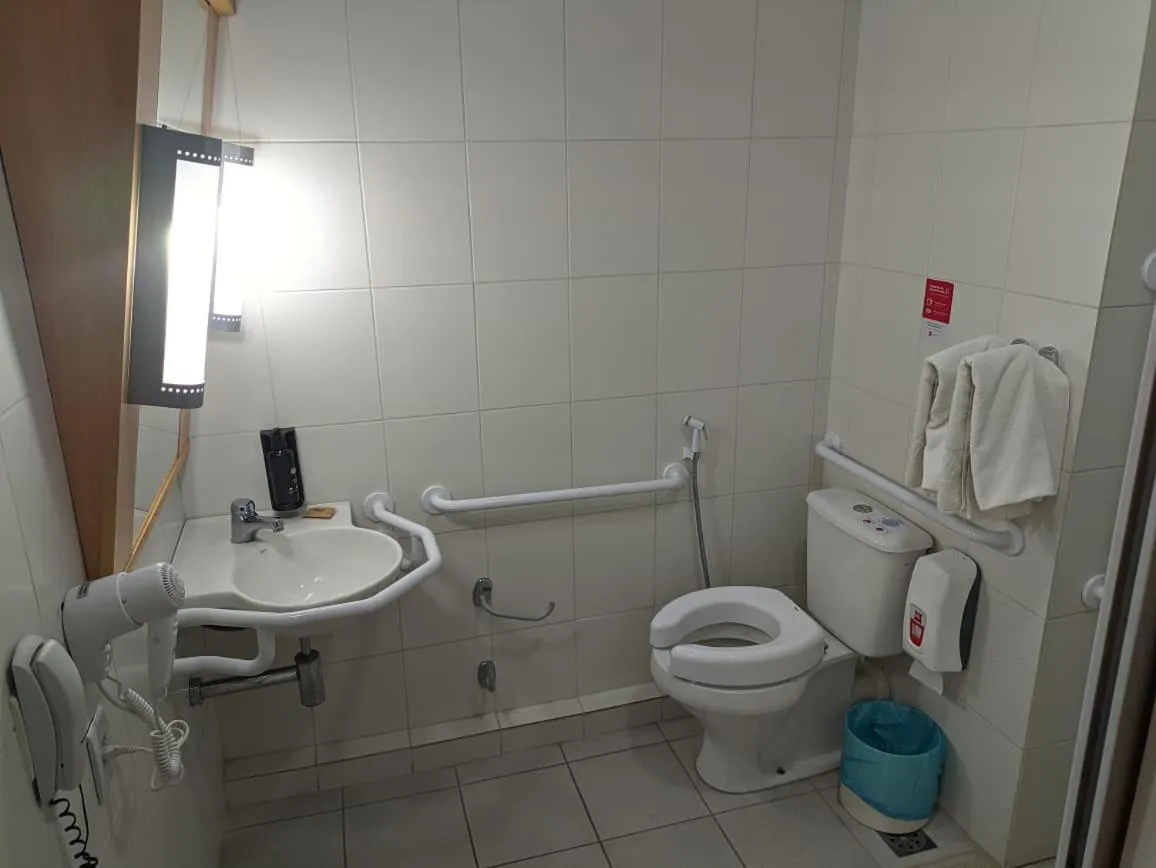 Toilet in ibis Montes Claros Shopping