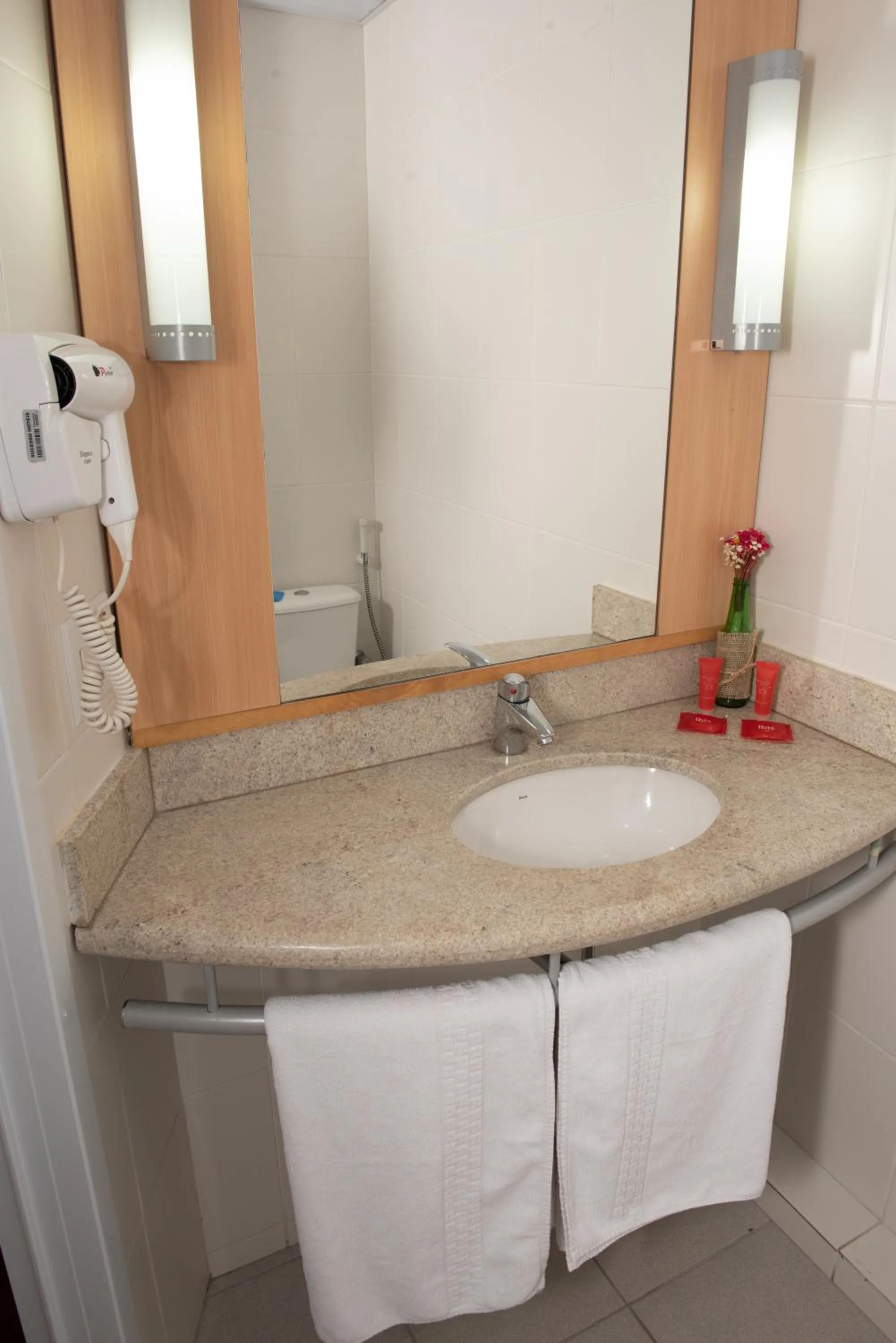 Bathroom in ibis Montes Claros Shopping