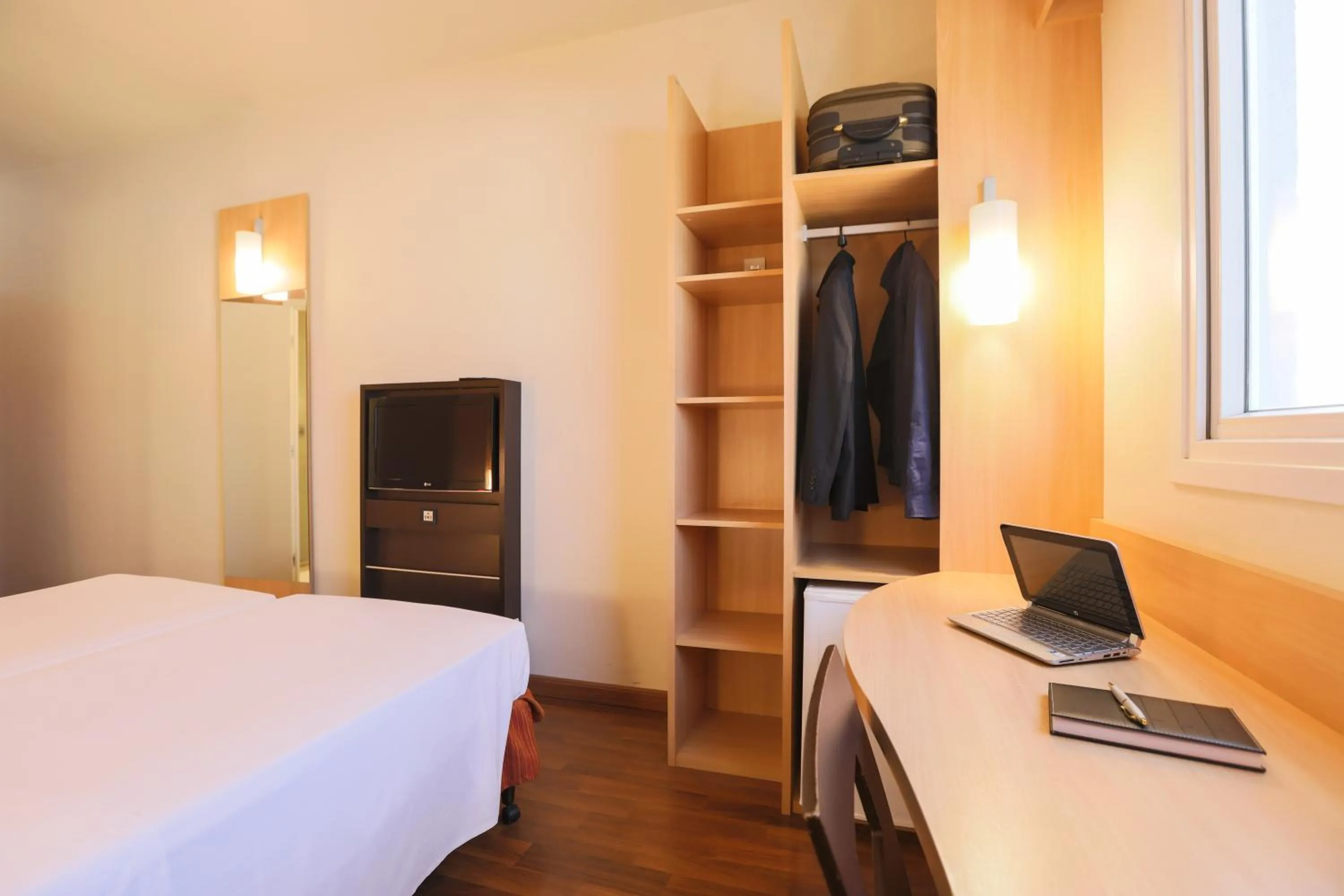Photo of the whole room, Bed in ibis Montes Claros Shopping