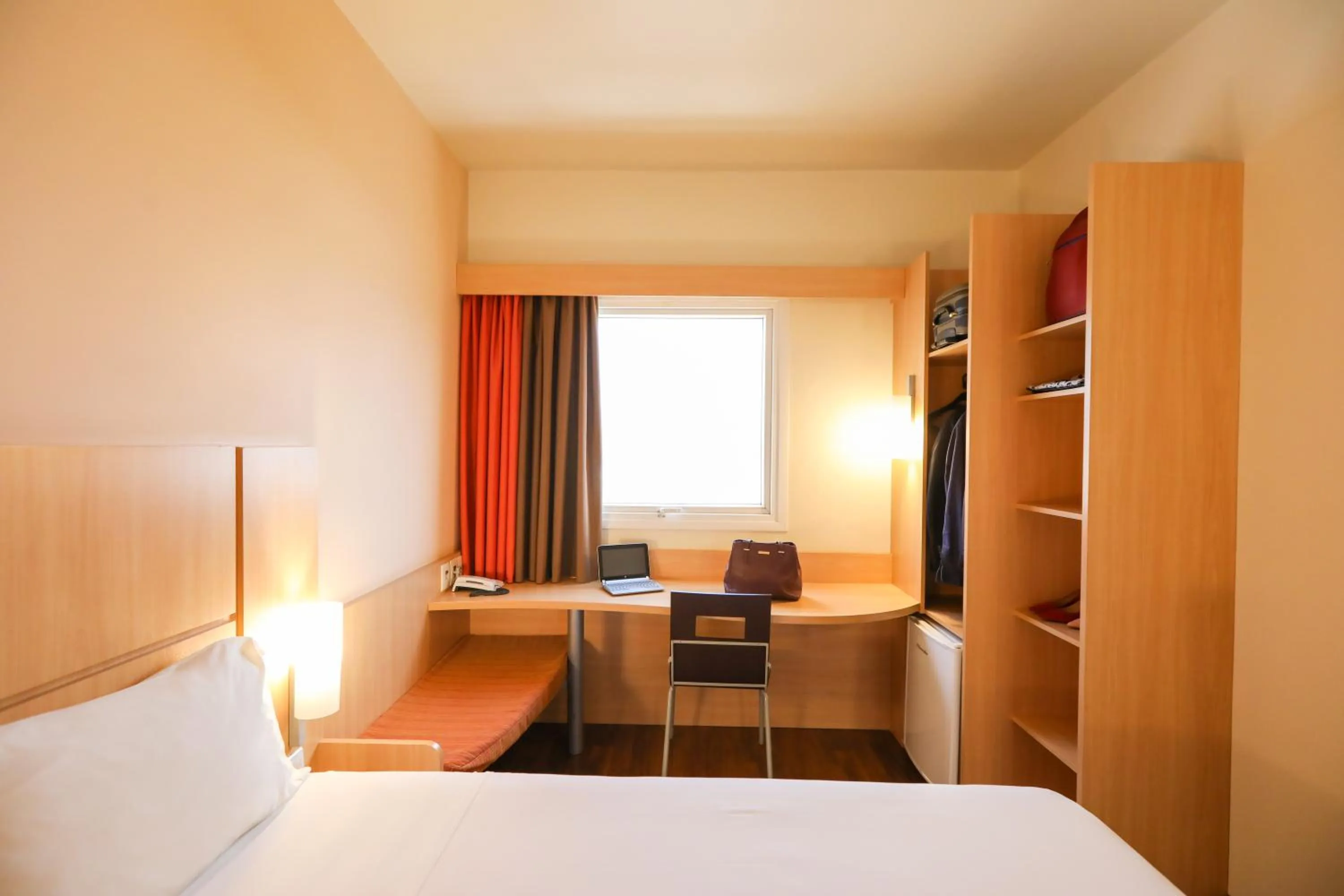 Bedroom, Bed in ibis Montes Claros Shopping