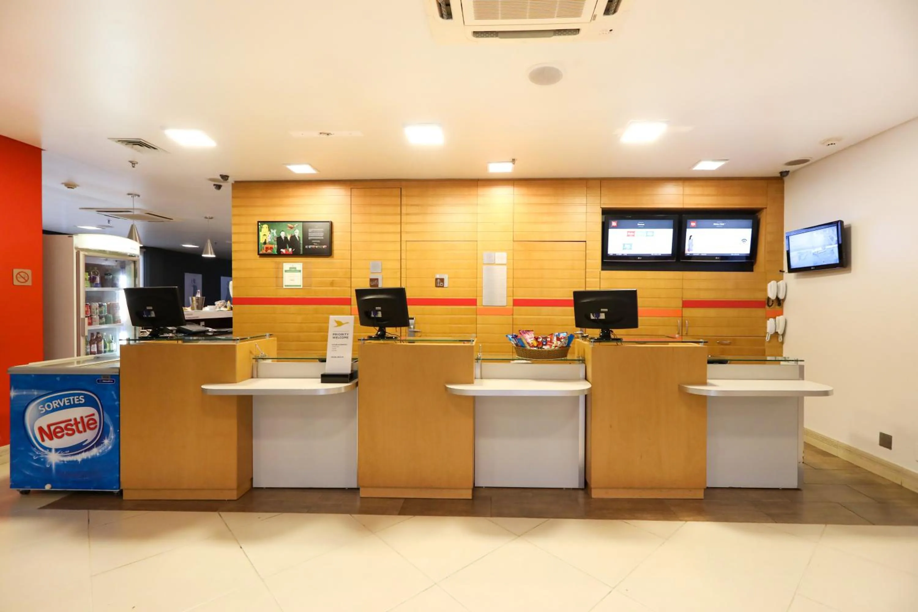 Lobby or reception in ibis Montes Claros Shopping