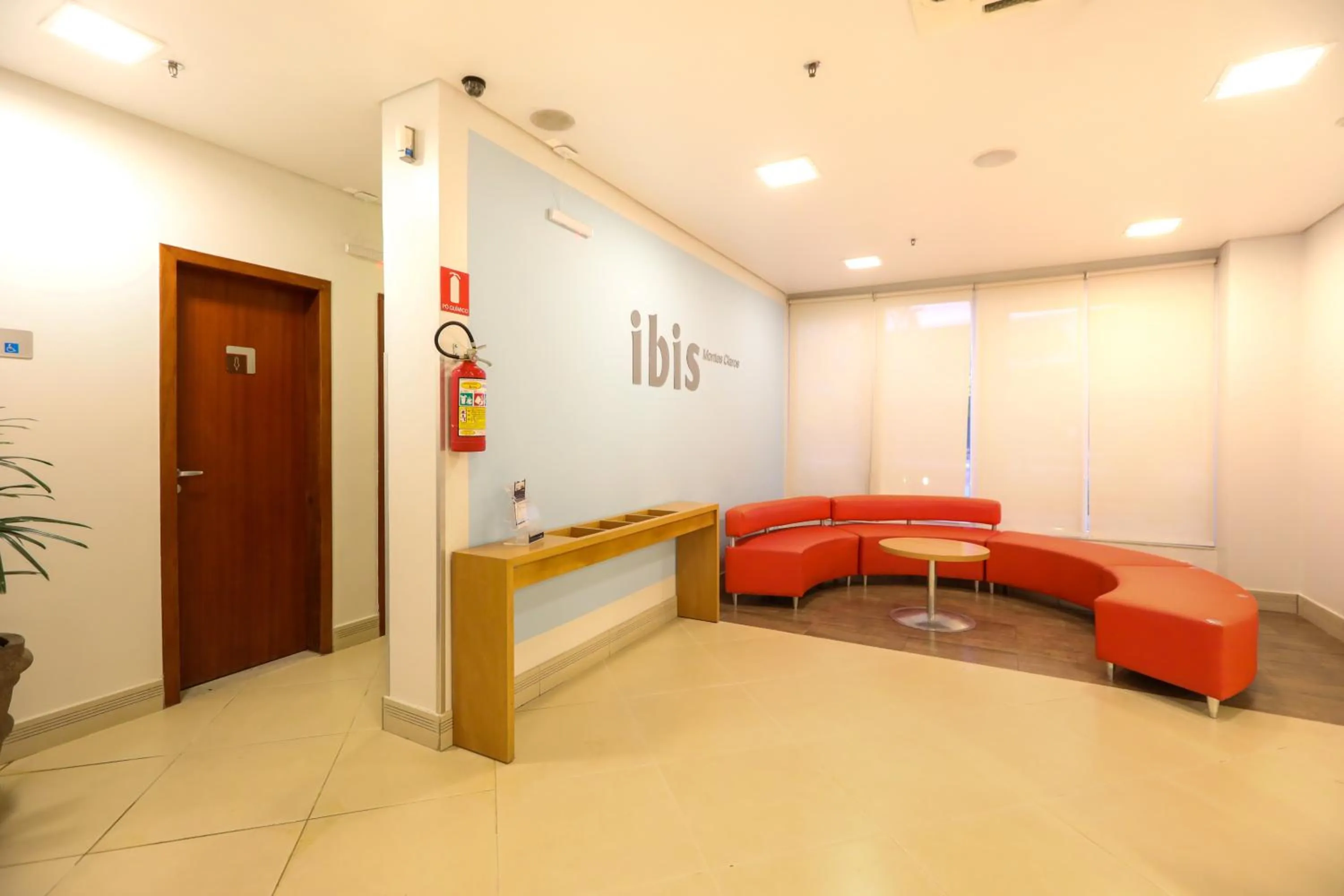 Lobby or reception in ibis Montes Claros Shopping