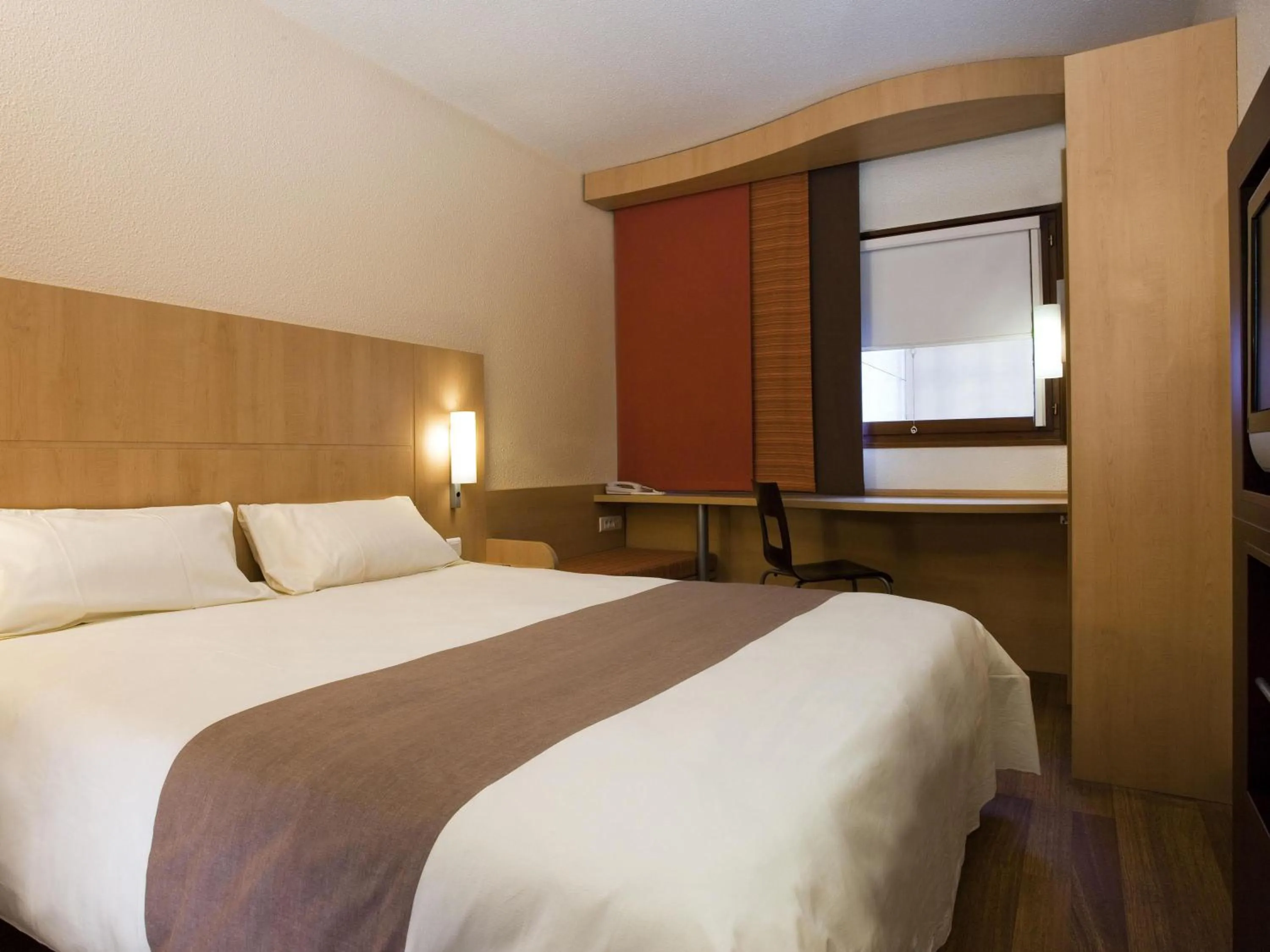 Bedroom, Bed in ibis Montes Claros Shopping