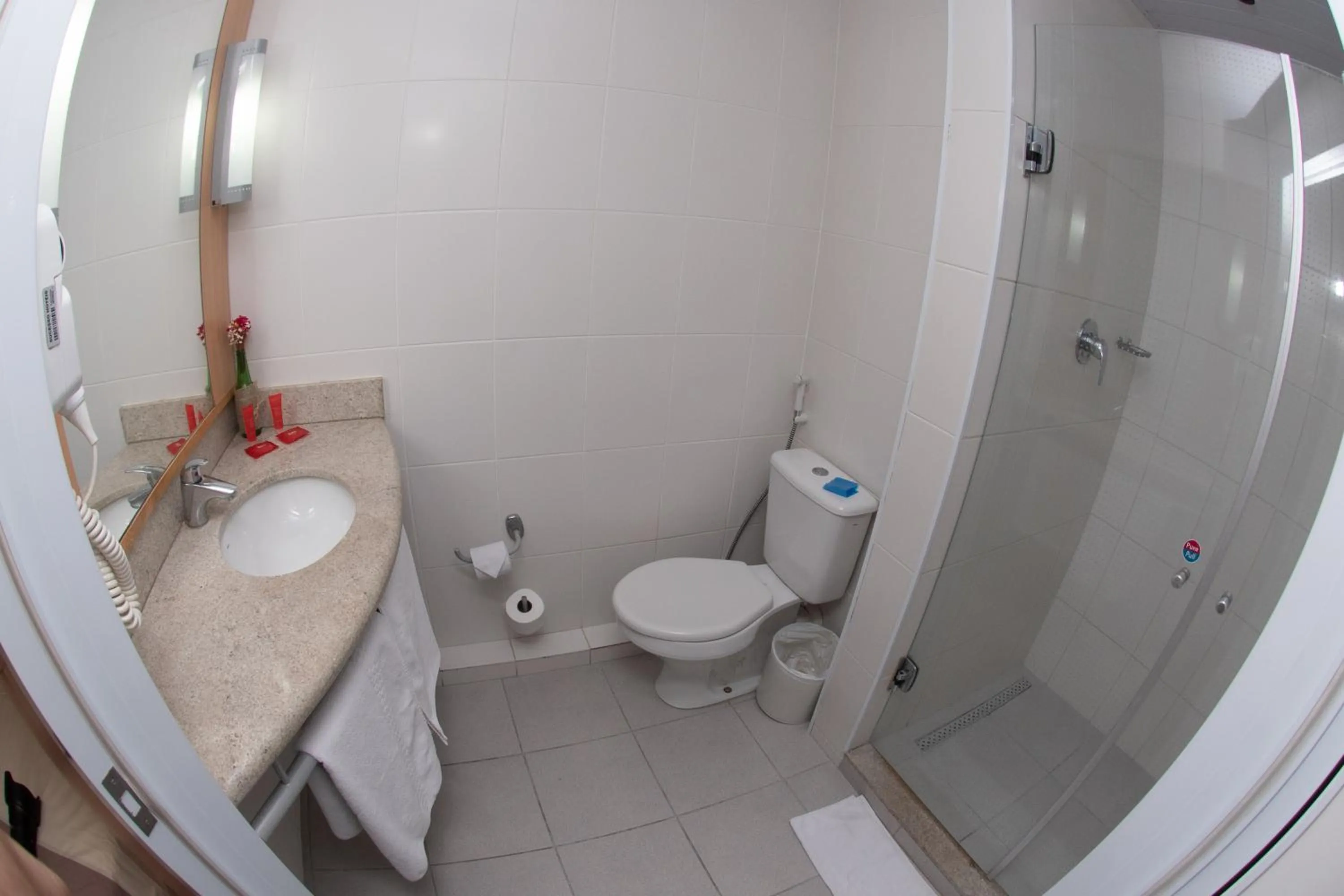 Bathroom in ibis Montes Claros Shopping