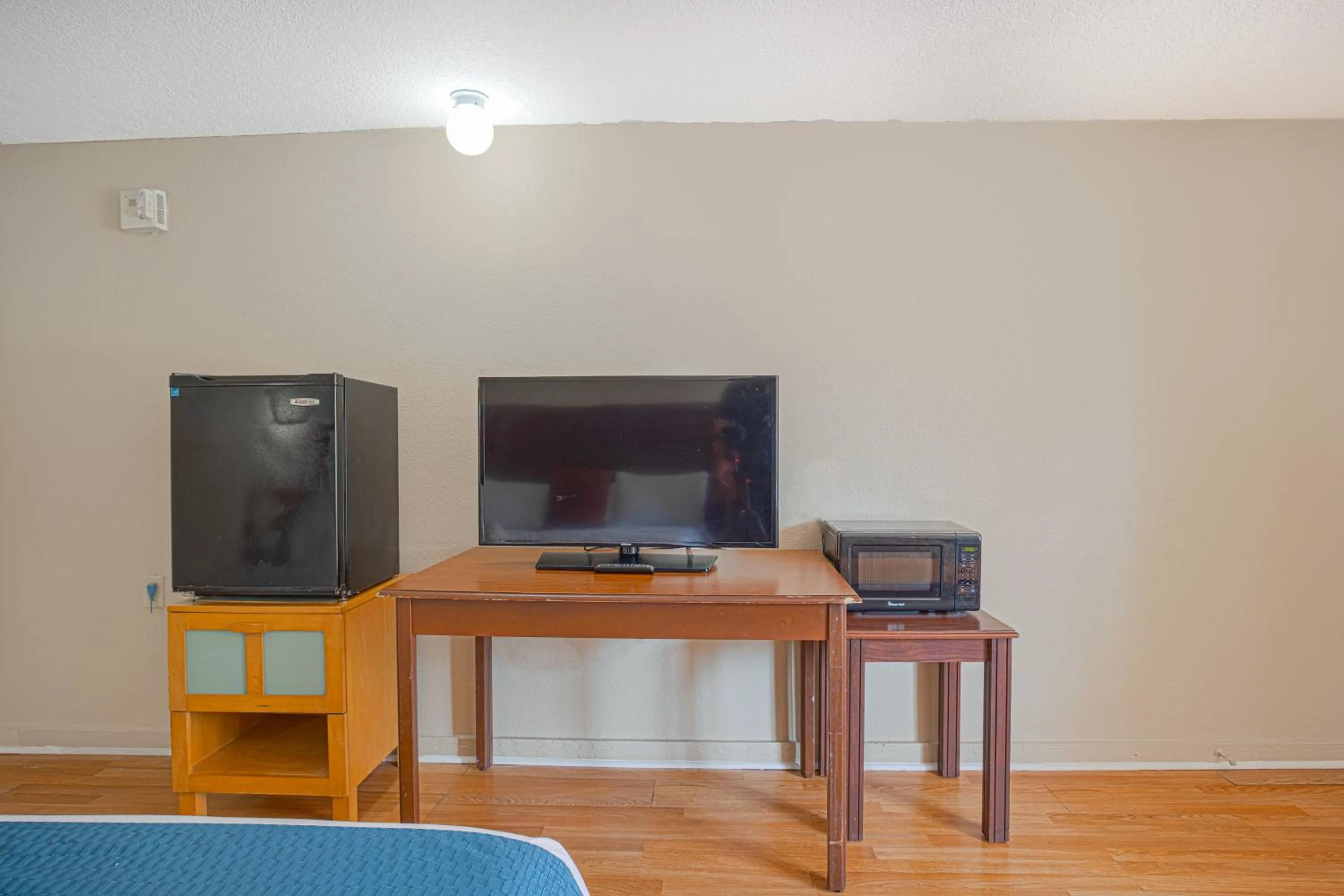 Bedroom in Liberty Garden Inn by OYO Kissimmee near Disney World