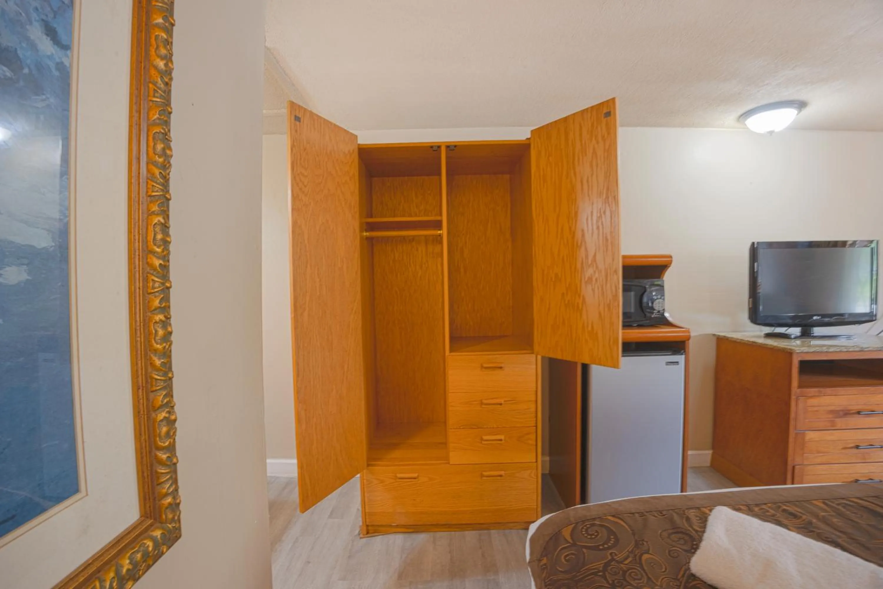 TV and multimedia in Liberty Garden Inn by OYO Kissimmee near Disney World