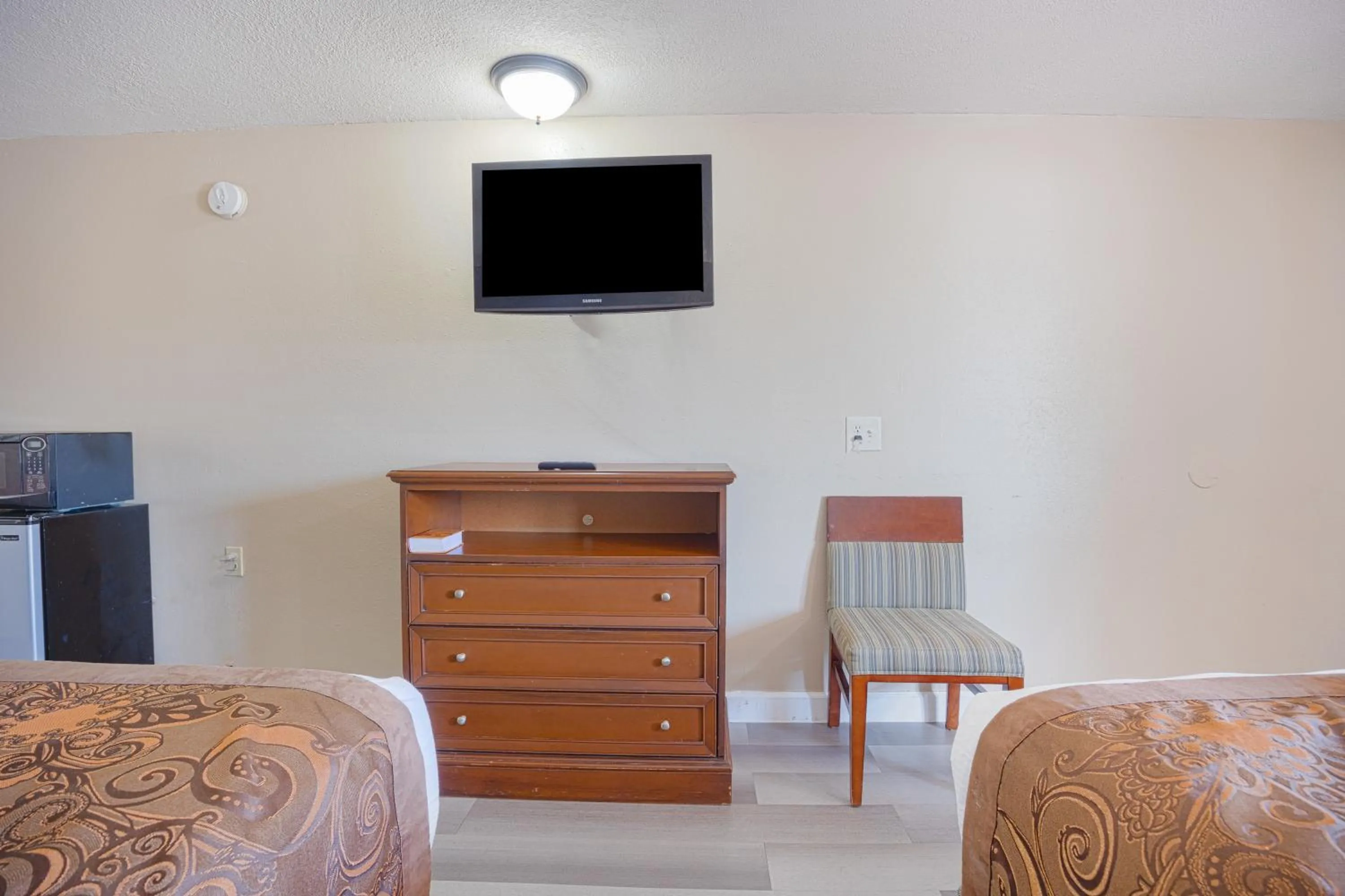 Bedroom in Liberty Garden Inn by OYO Kissimmee near Disney World