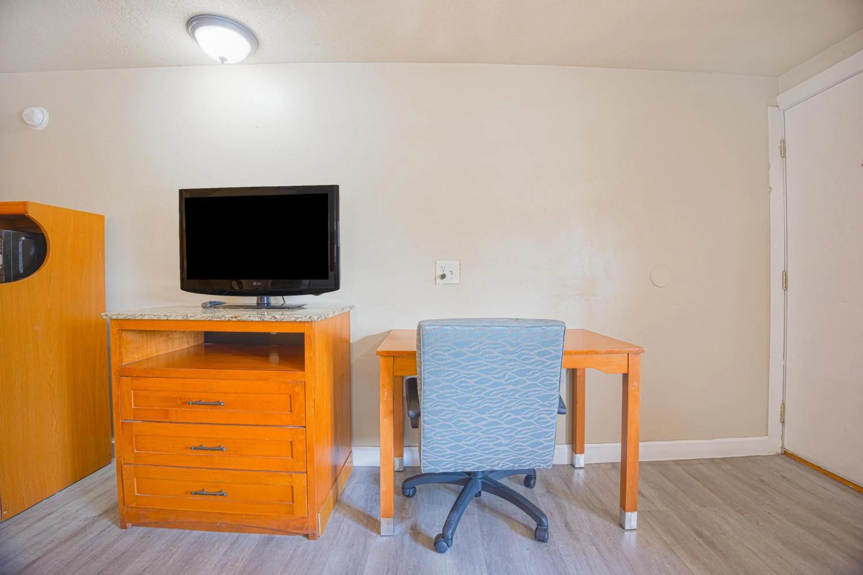 Bedroom in Liberty Garden Inn by OYO Kissimmee near Disney World