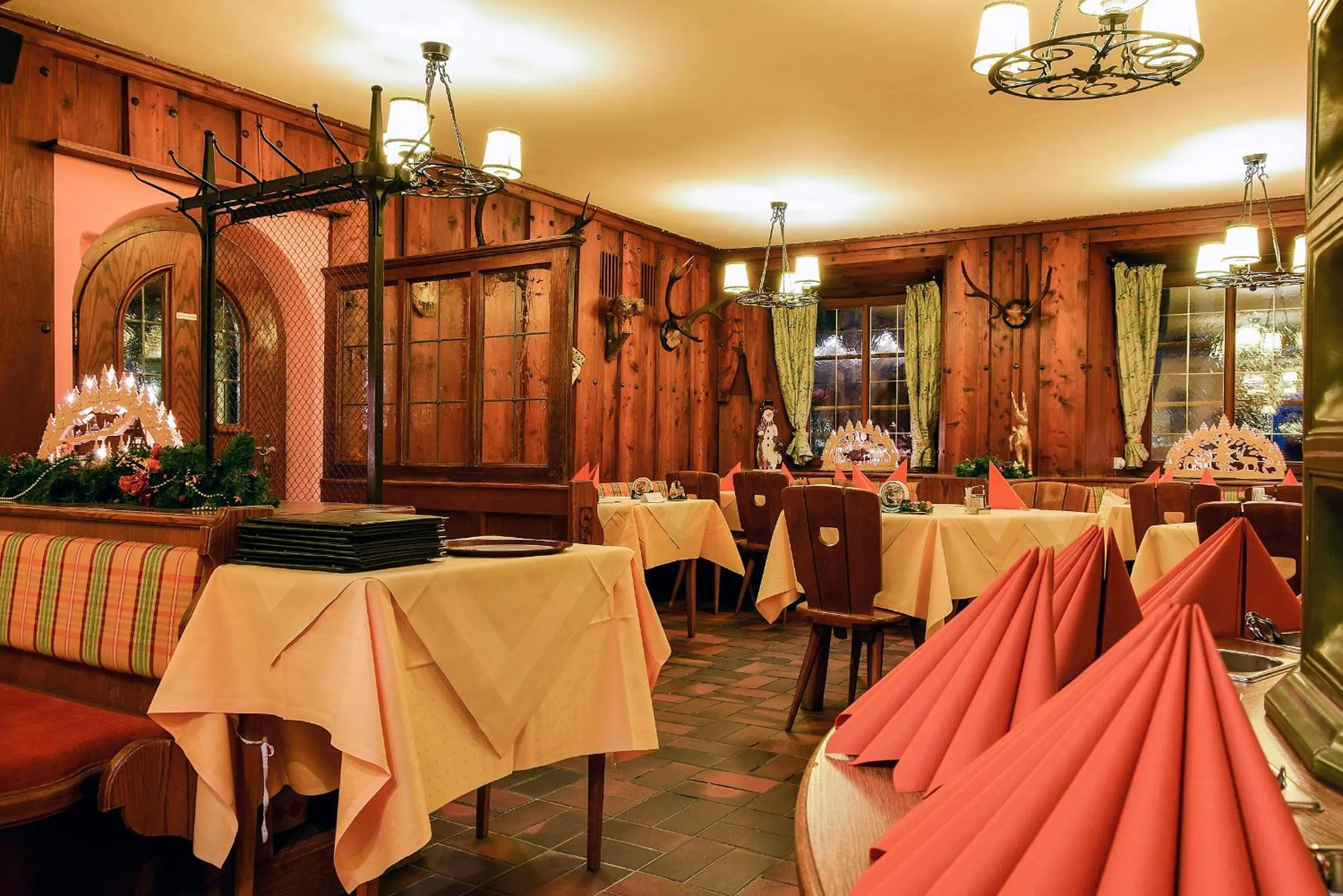 Restaurant/places to eat in Post-Hotel