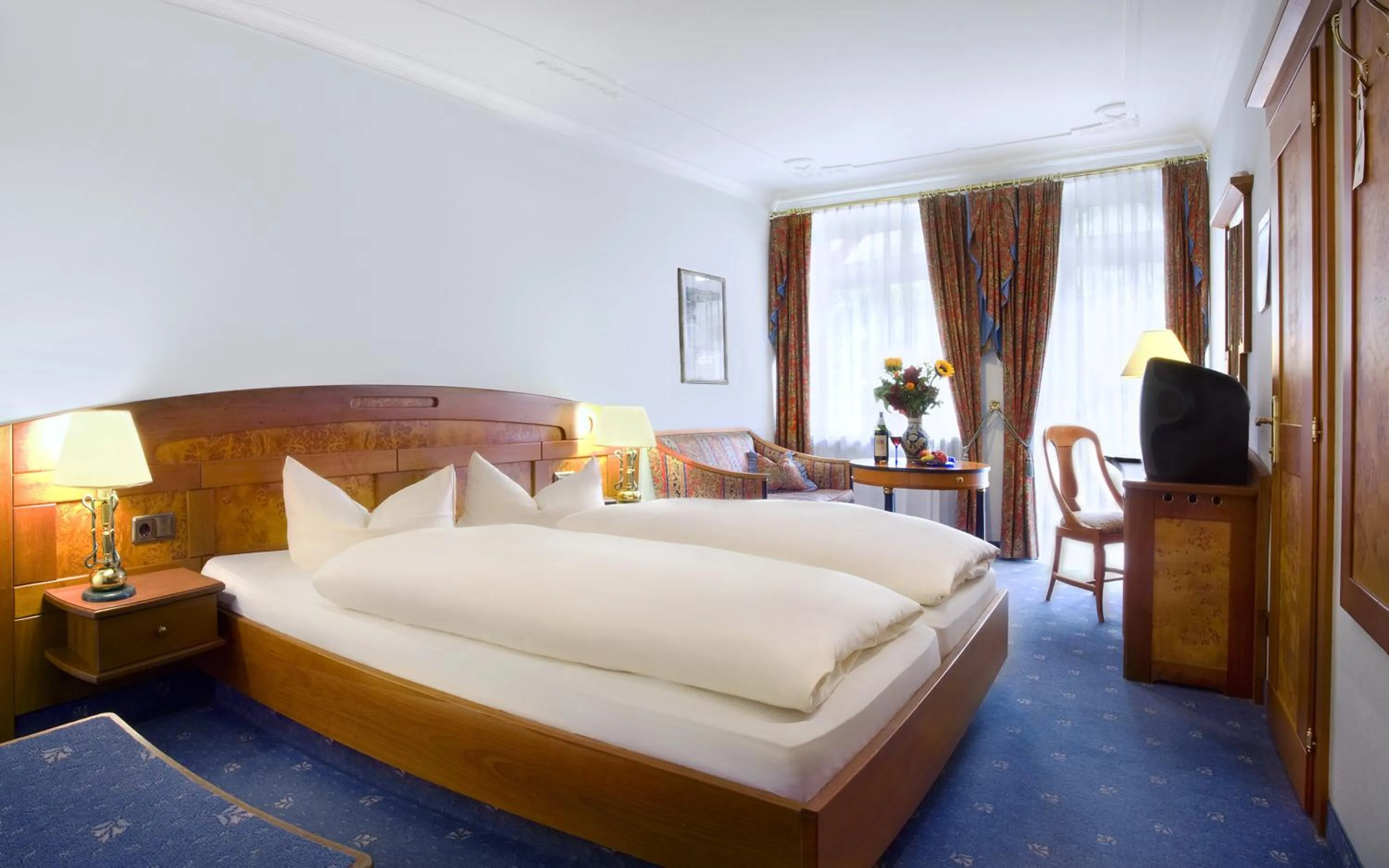 Photo of the whole room, Bed in Post-Hotel