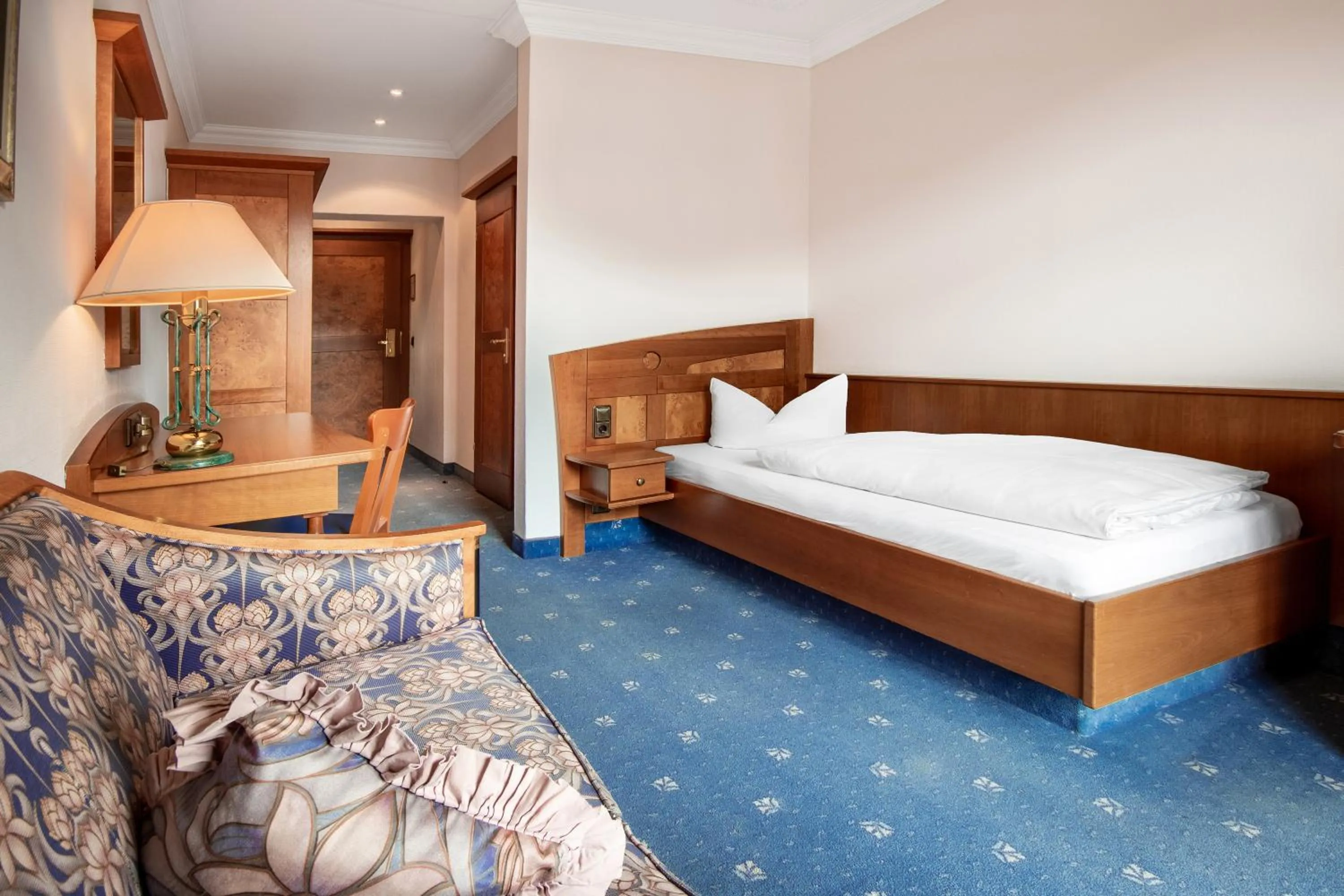 Photo of the whole room, Bed in Post-Hotel