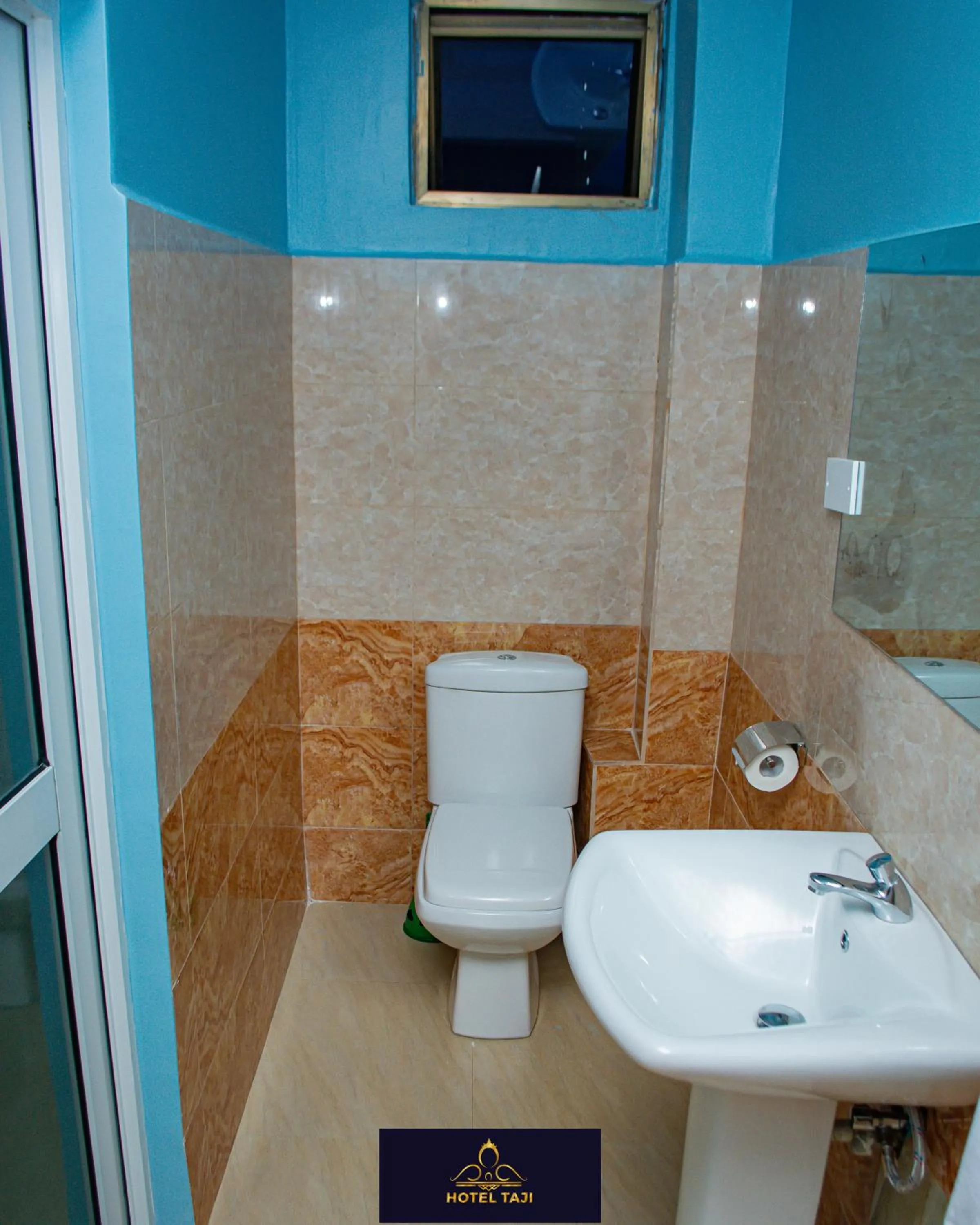 Toilet in HOTEL TAJI