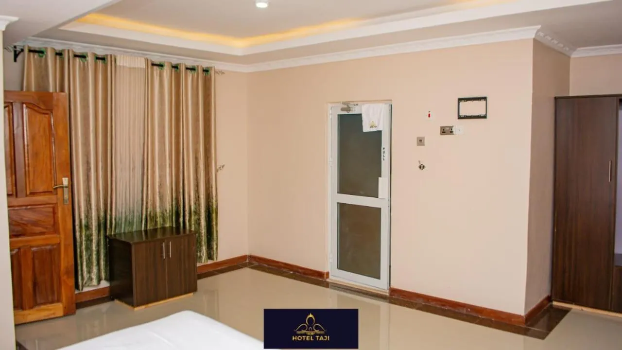 wardrobe in HOTEL TAJI