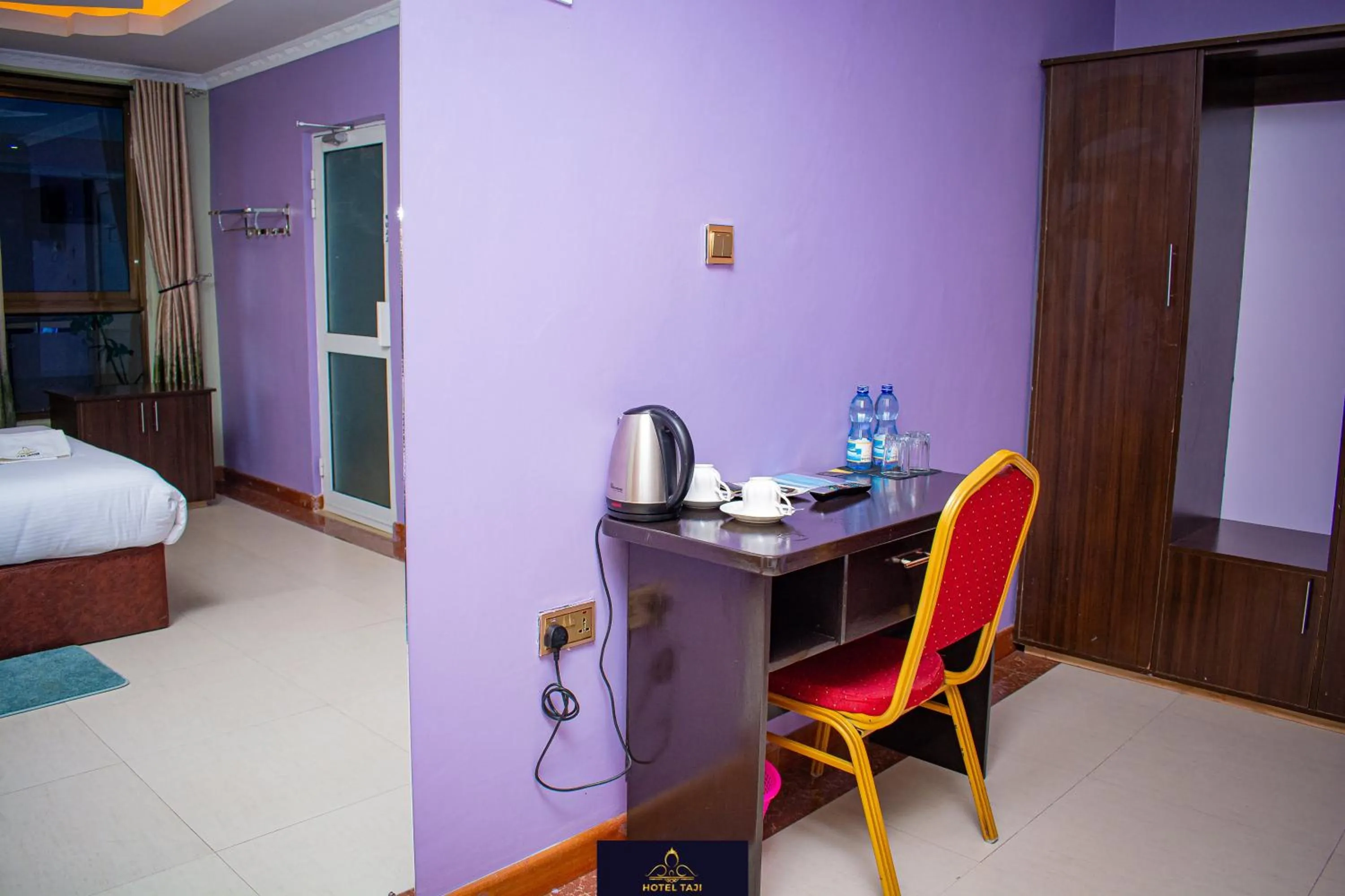 Coffee/tea facilities, Bed in HOTEL TAJI