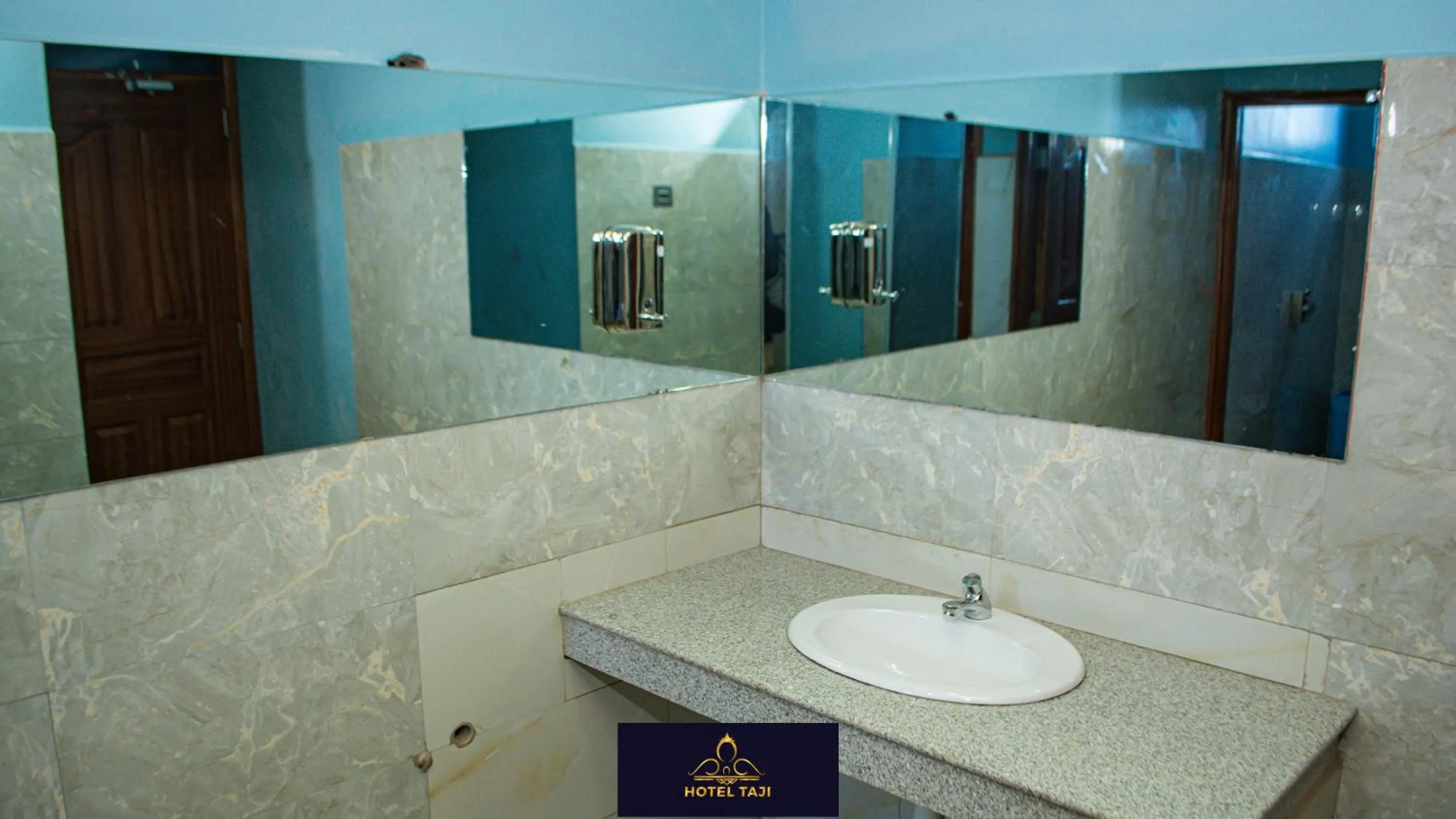 Bathroom in HOTEL TAJI