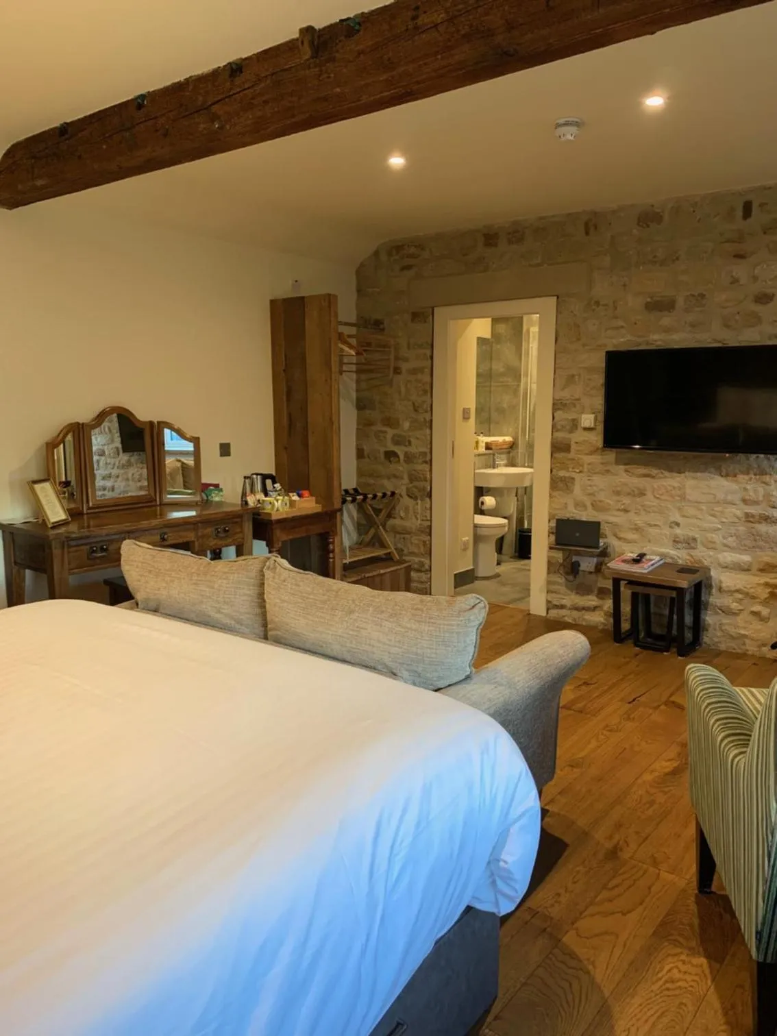 Bedroom, Bed in Shoulder of Mutton Inn
