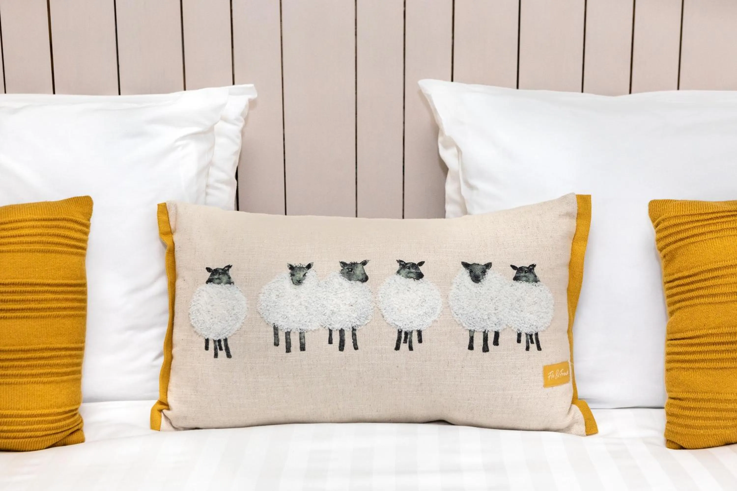 Bedroom, Bed in Shoulder of Mutton Inn