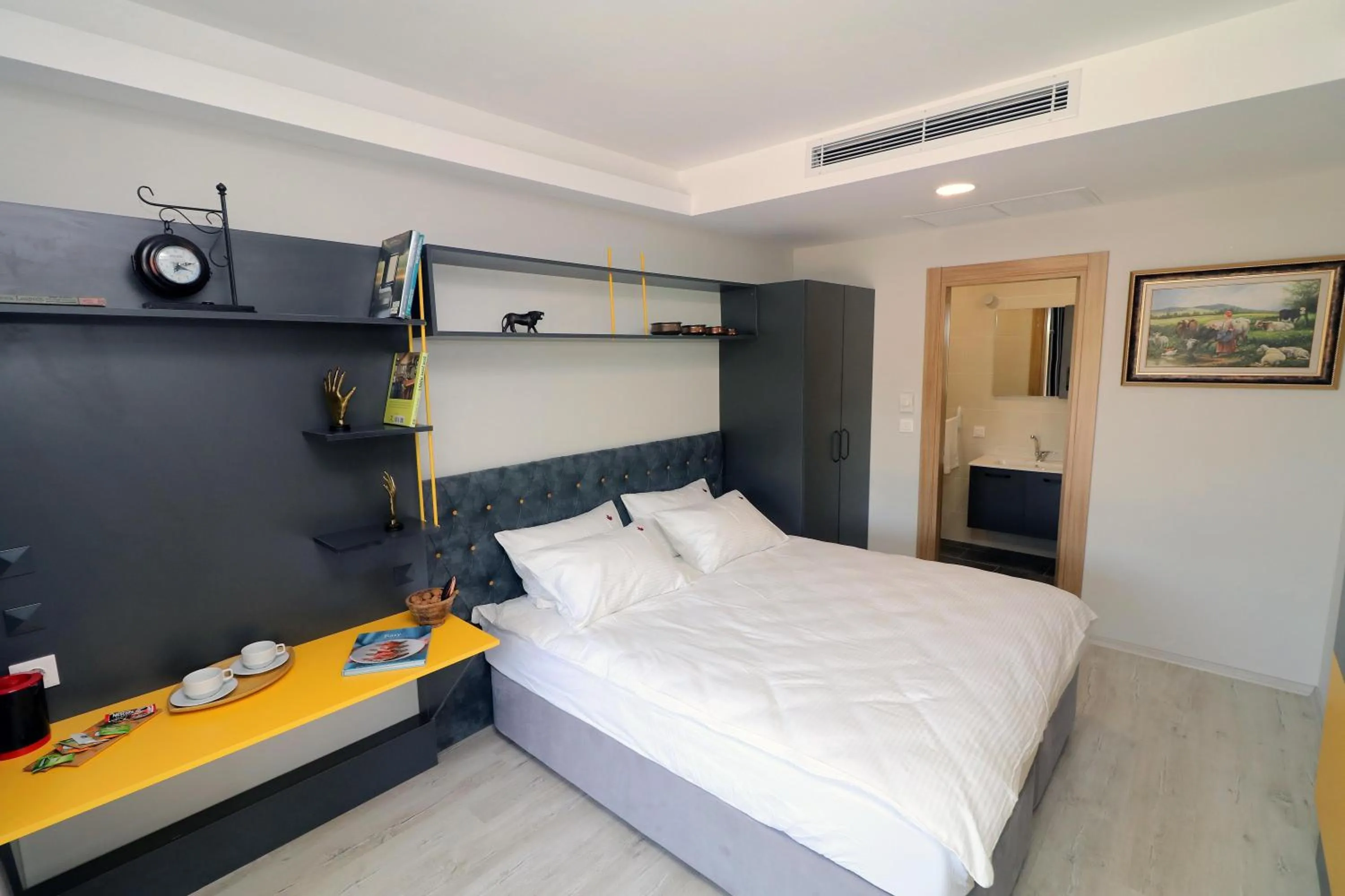 Photo of the whole room, Bed in Old Farm Hotel