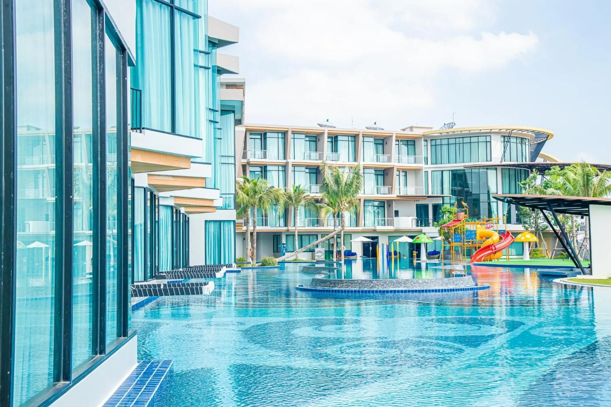 Swimming pool in Elmas Cha Am Design Hotel