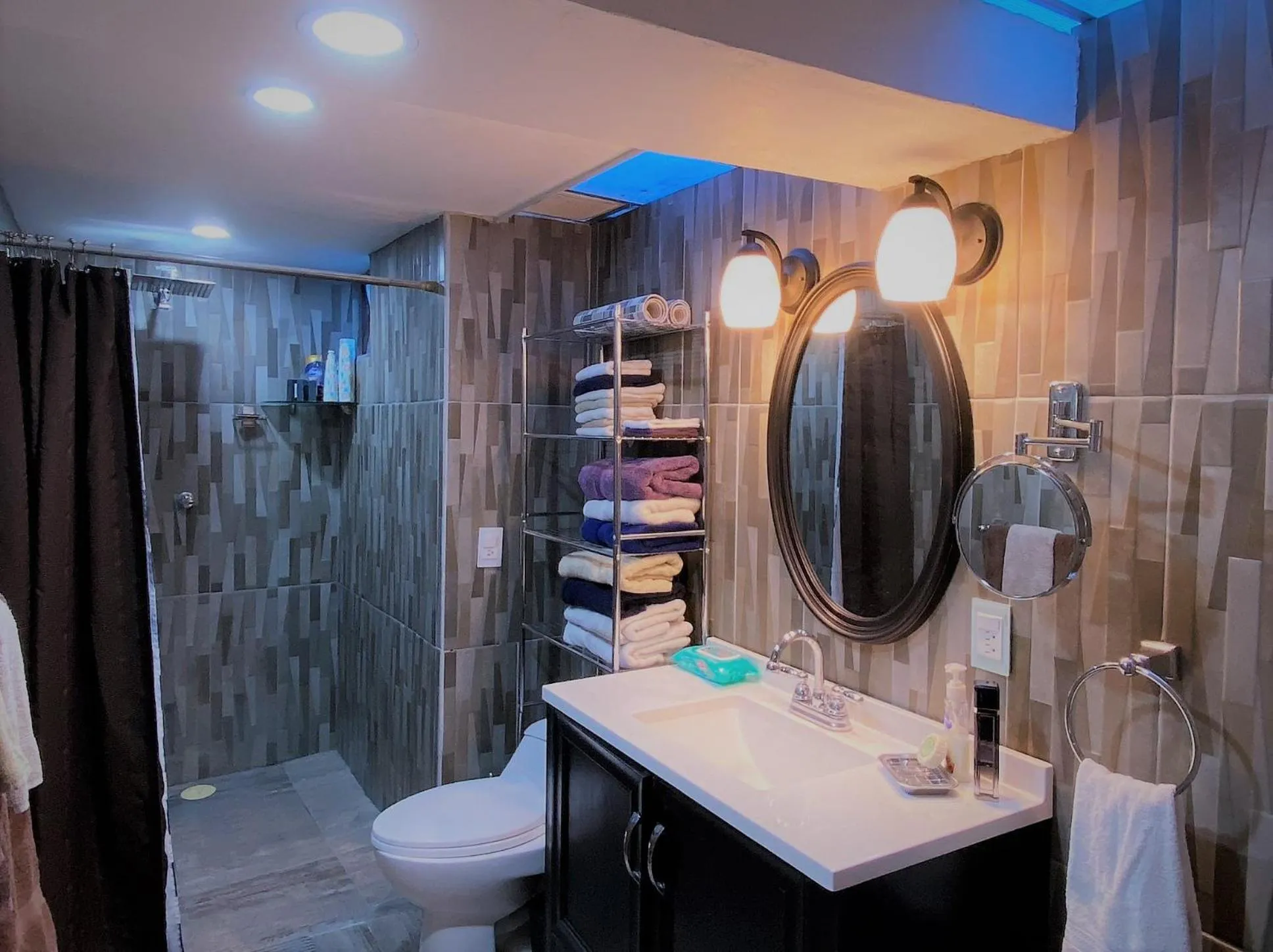 Shower in Dickinson Guest House, Guadalajara Expo