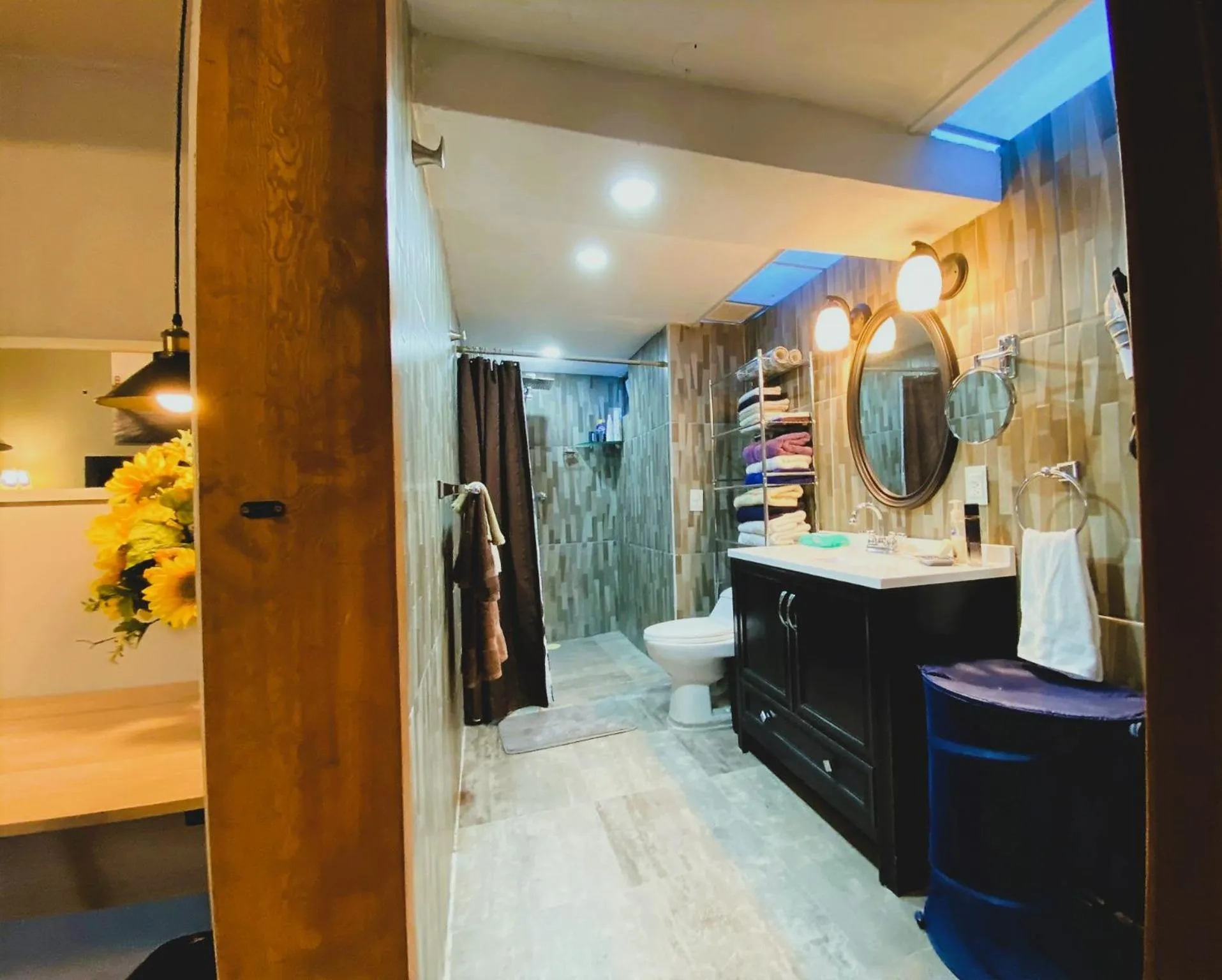 Shower in Dickinson Guest House, Guadalajara Expo