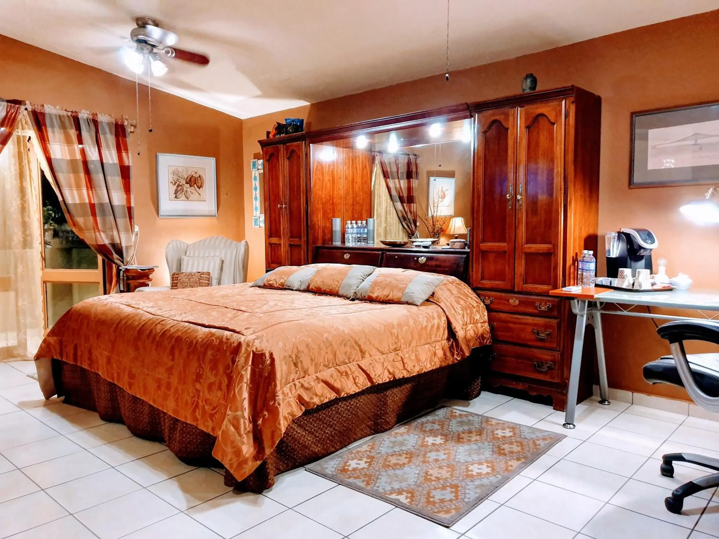 Deluxe King Room in Dickinson Guest House, Guadalajara Expo Deluxe King Room in Dickinson Guest House, Guadalajara Expo