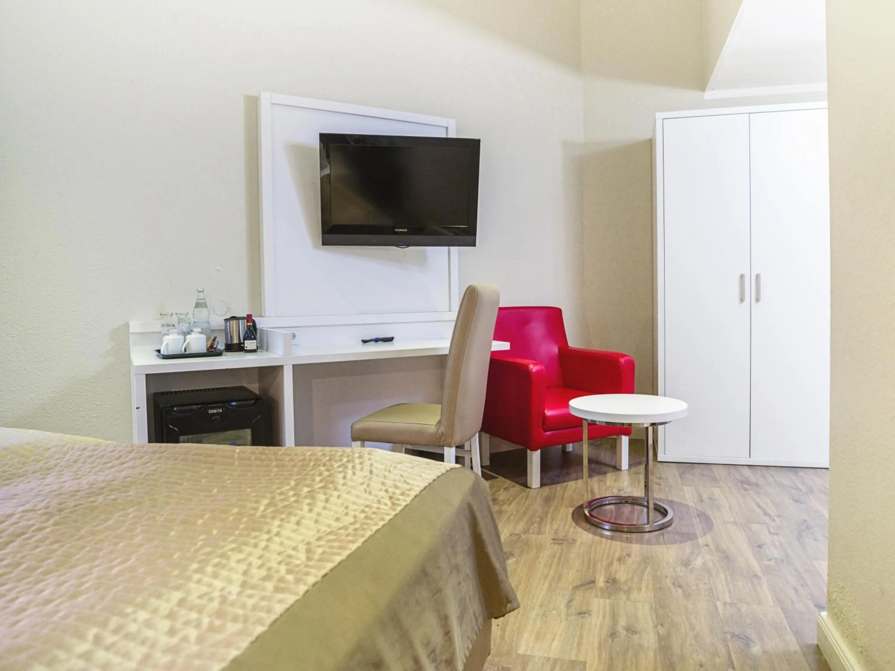 Photo of the whole room, Bed in Hotel Domicil Hamburg by Golden Tulip