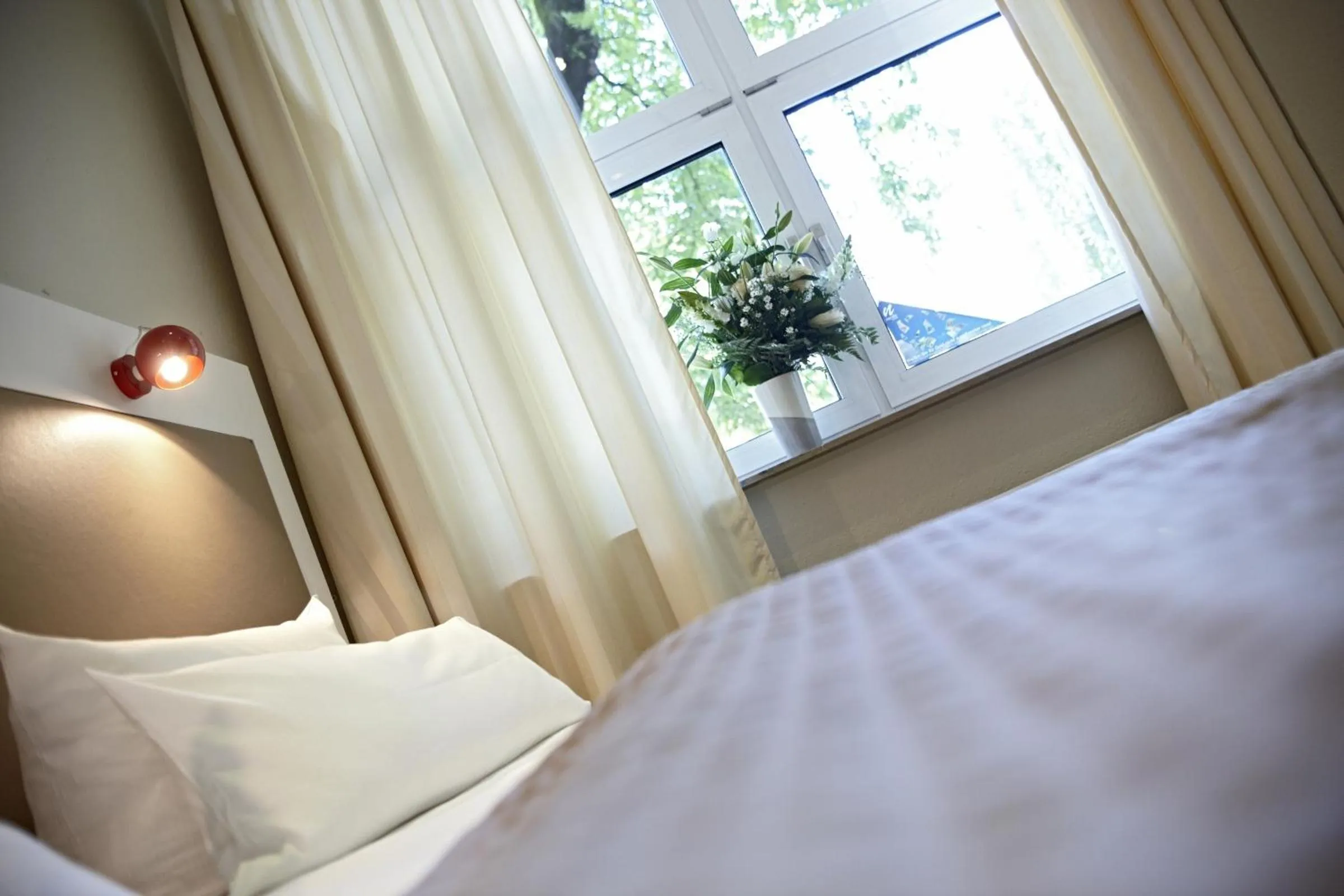 Photo of the whole room, Bed in Hotel Domicil Hamburg by Golden Tulip