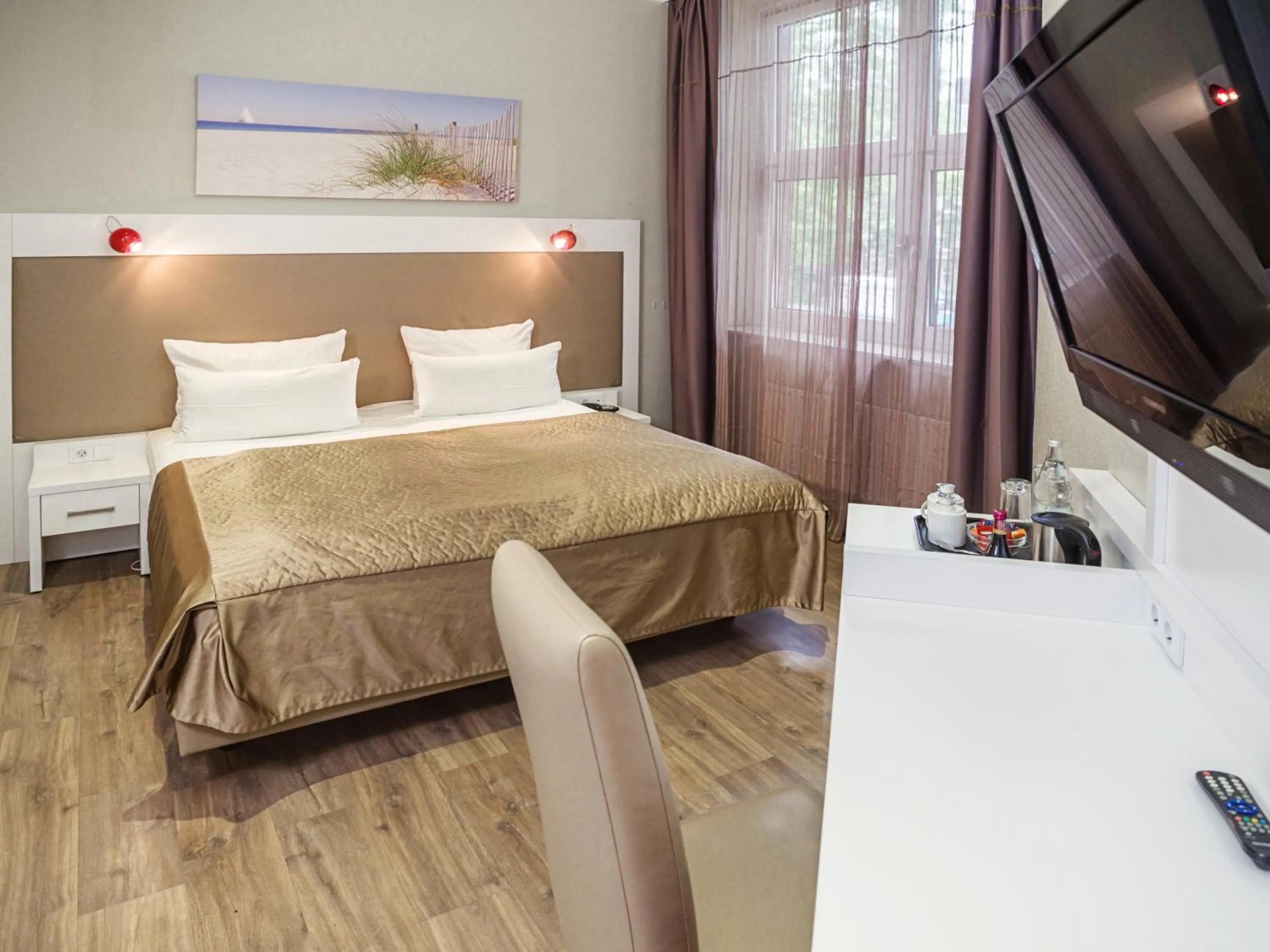 Photo of the whole room, Bed in Hotel Domicil Hamburg by Golden Tulip