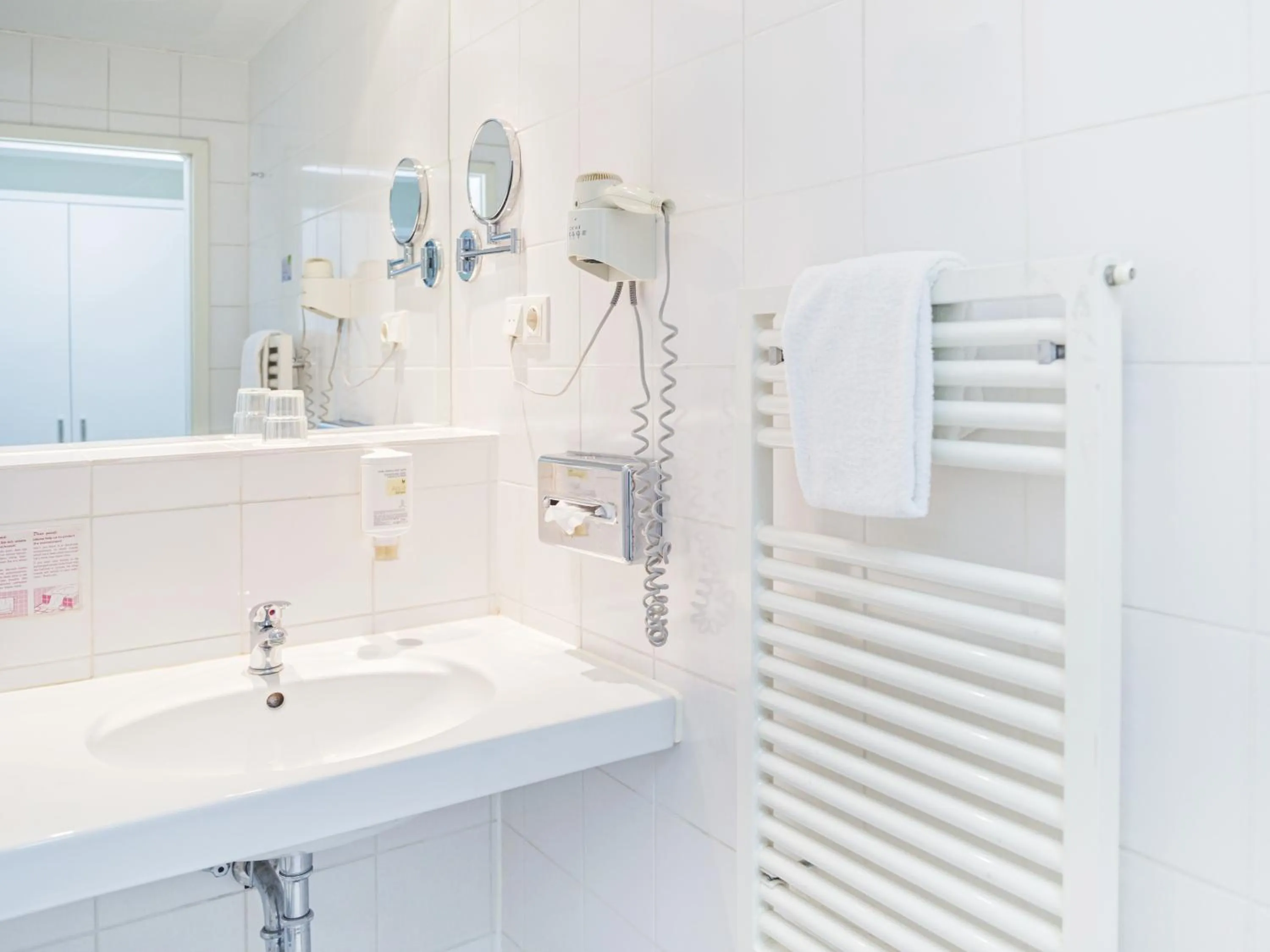 Bathroom in Hotel Domicil Hamburg by Golden Tulip