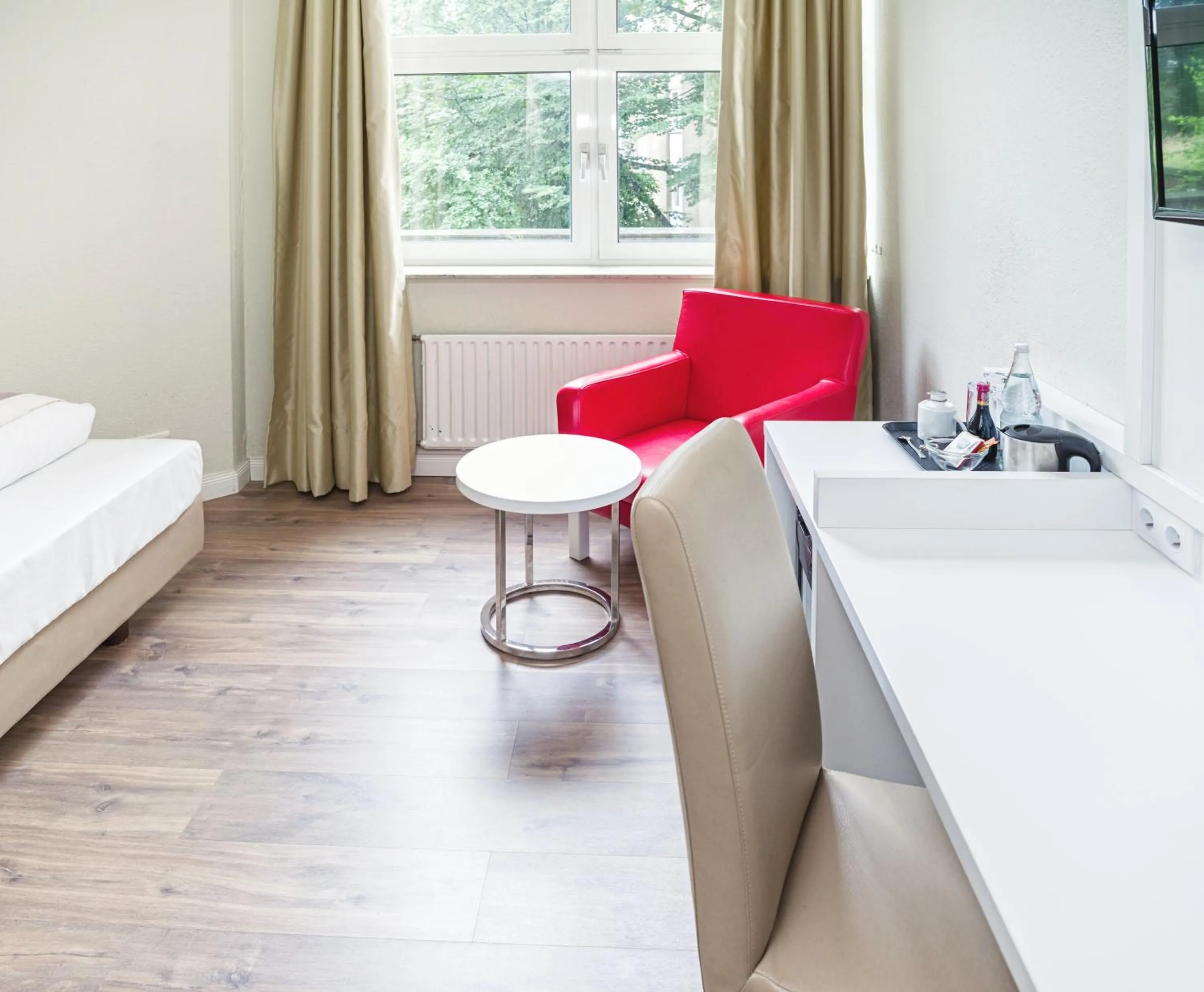 Photo of the whole room, Bed in Hotel Domicil Hamburg by Golden Tulip