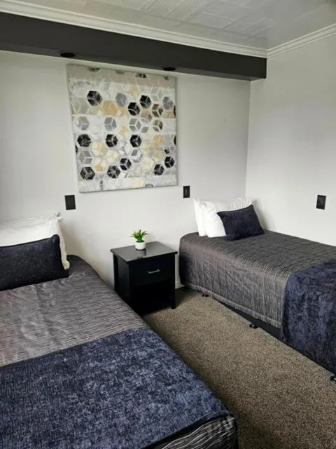 Bed in Lakeside Motel & Apartments