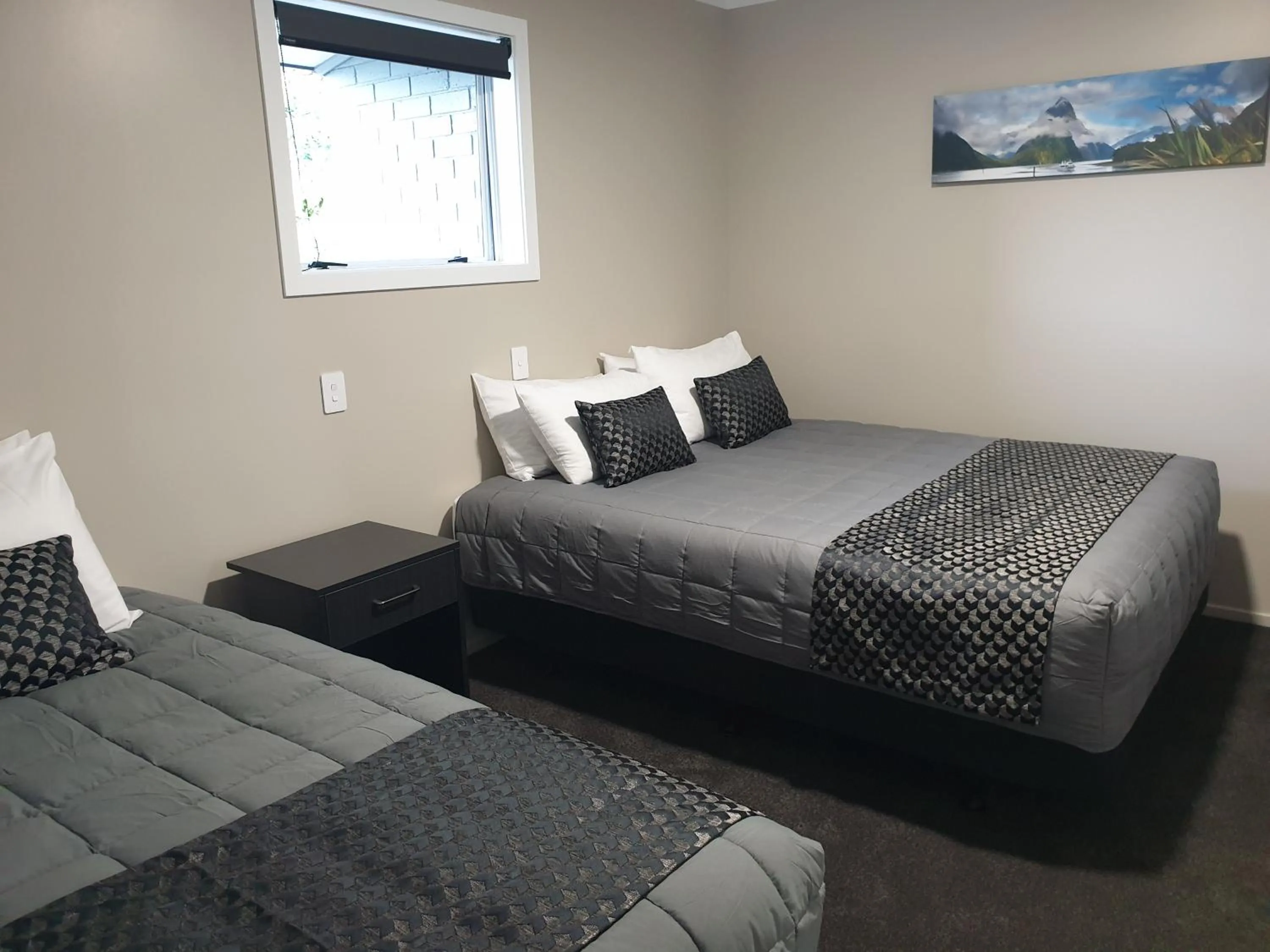 Bed in Lakeside Motel & Apartments