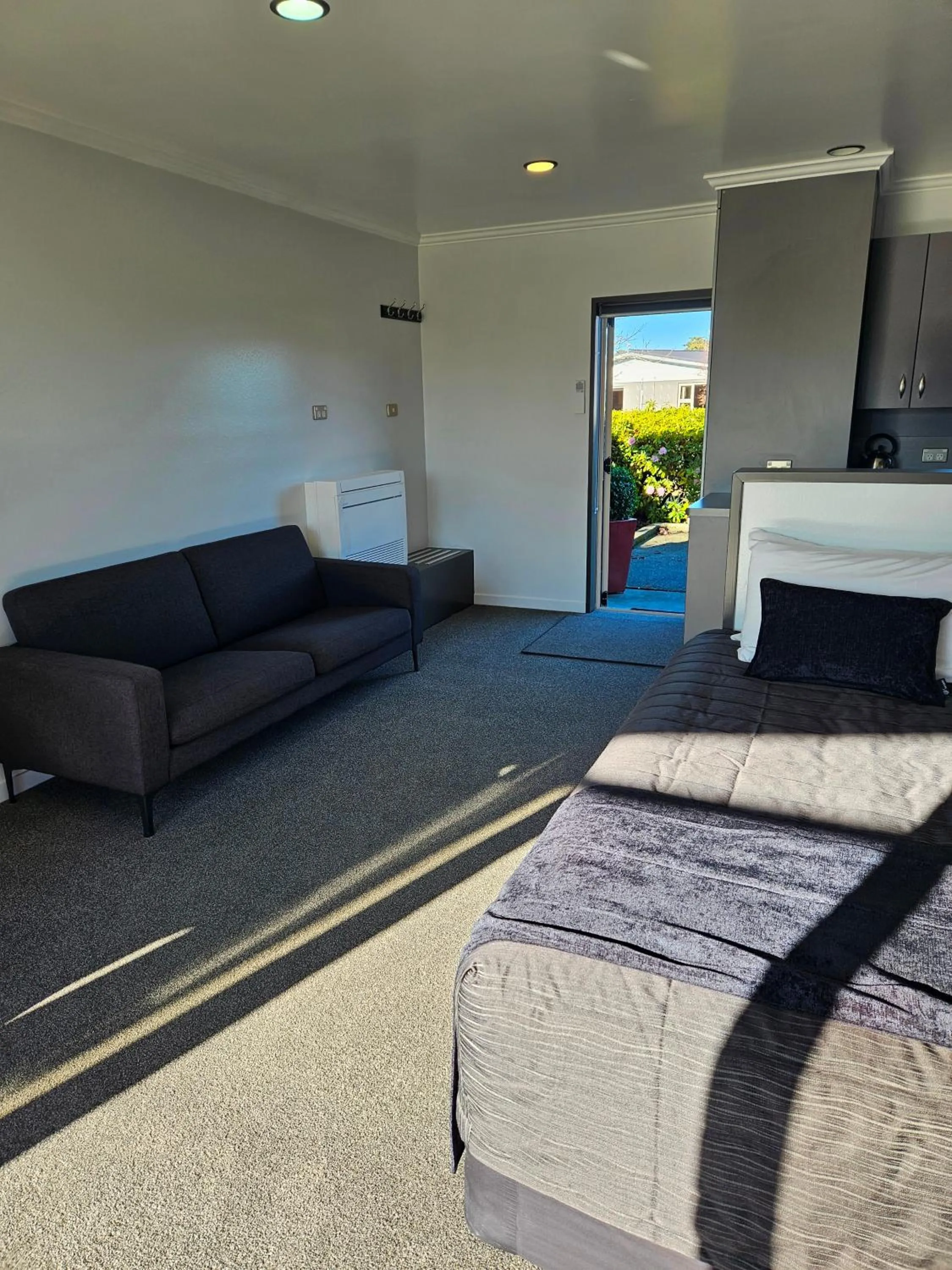 Bed in Lakeside Motel & Apartments