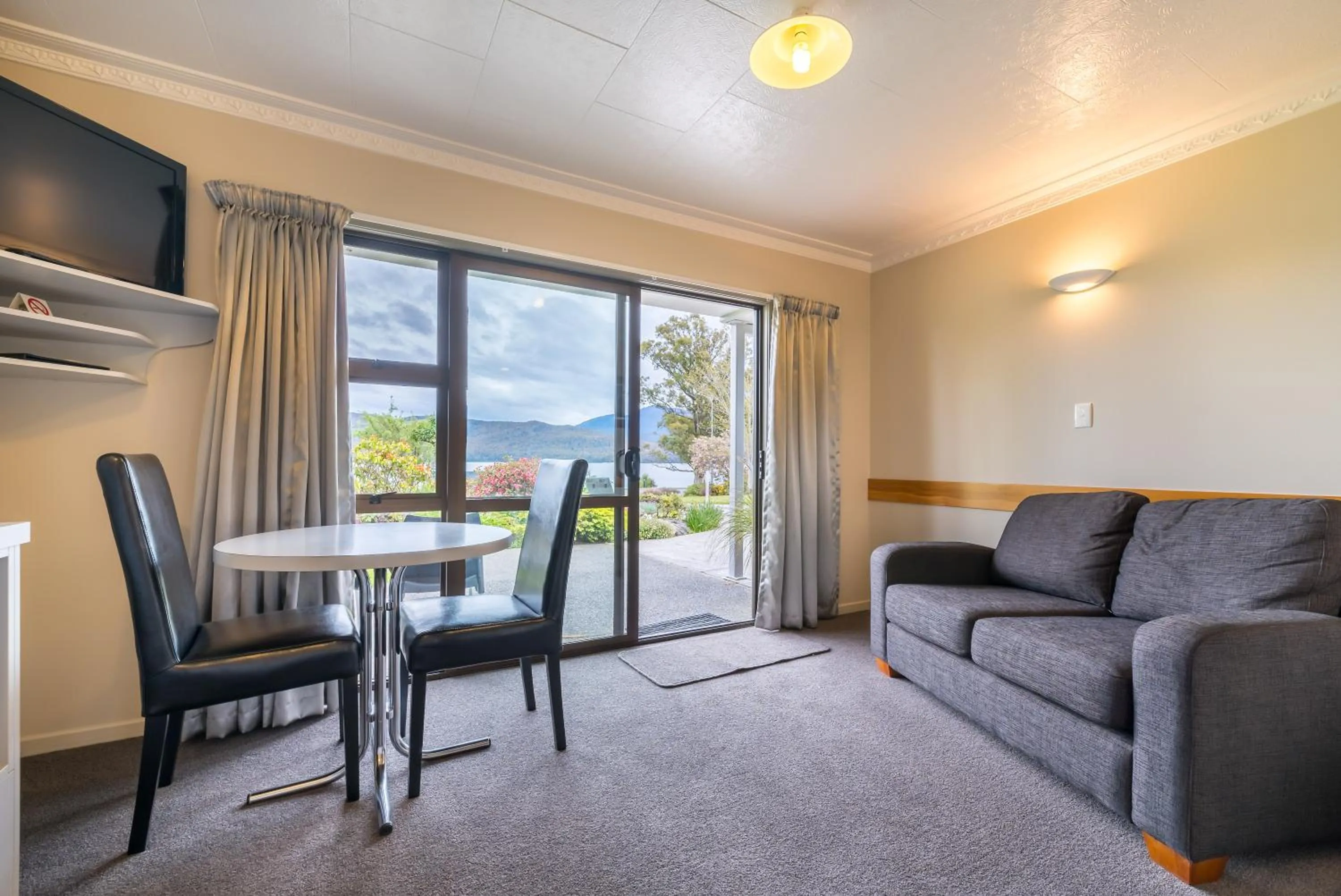 Lakeside Motel & Apartments