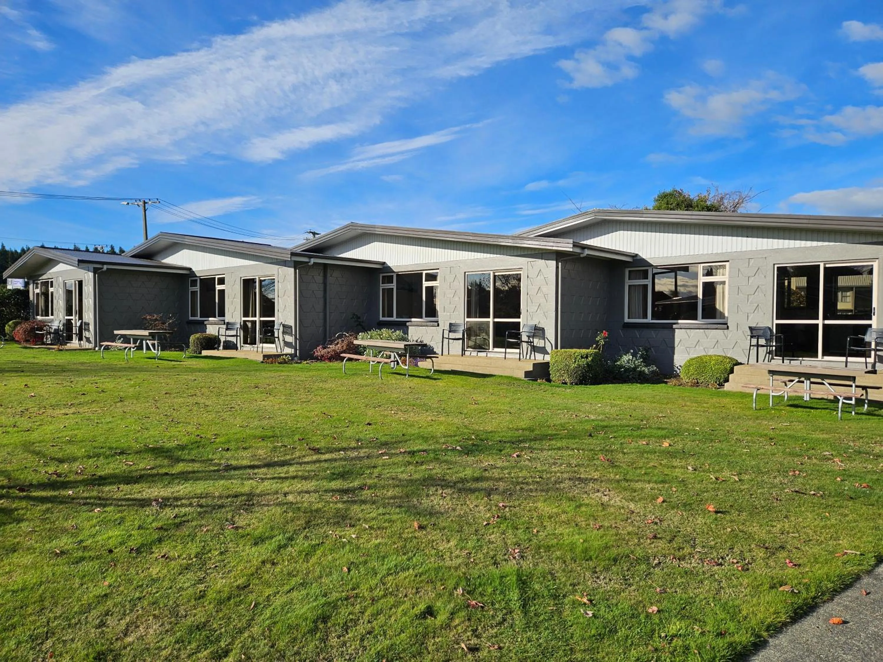 Lakeside Motel & Apartments