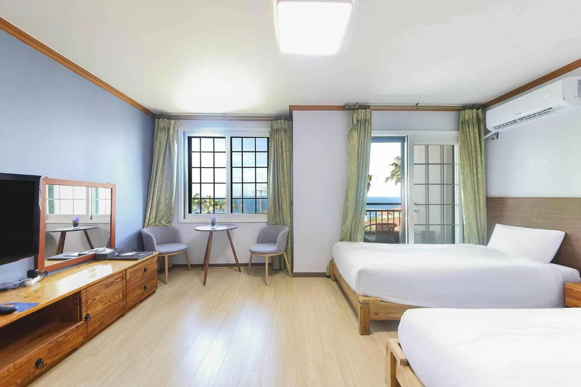 Sea view, Bed in Sea Cliff Hotel Jeju