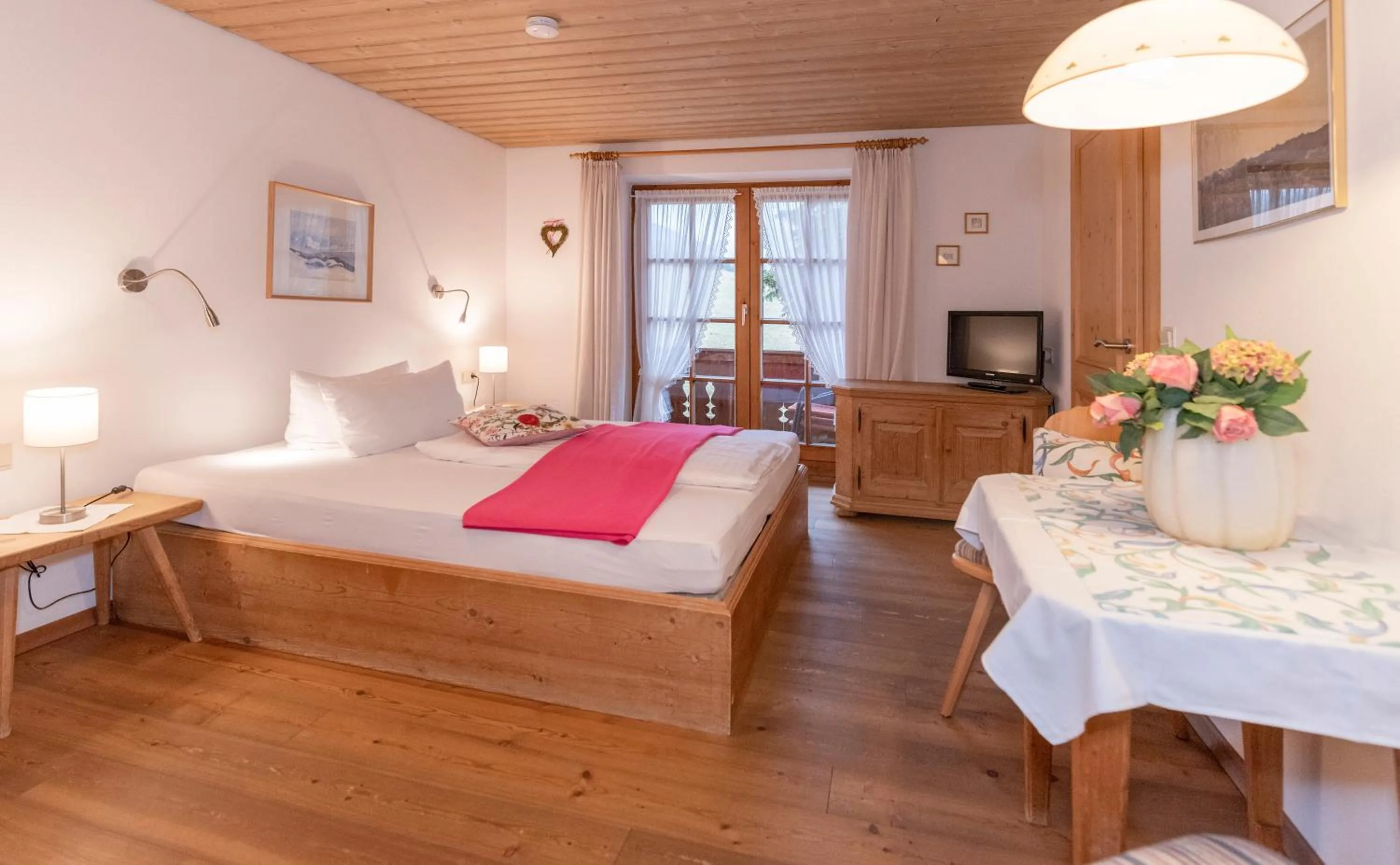 Living room, Bed in Gästehaus Bergstüberl