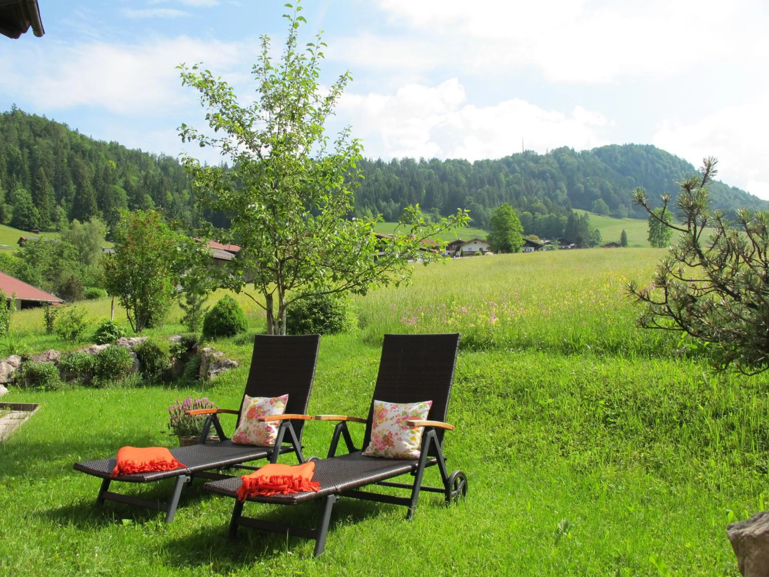 Garden view in Gästehaus Bergstüberl